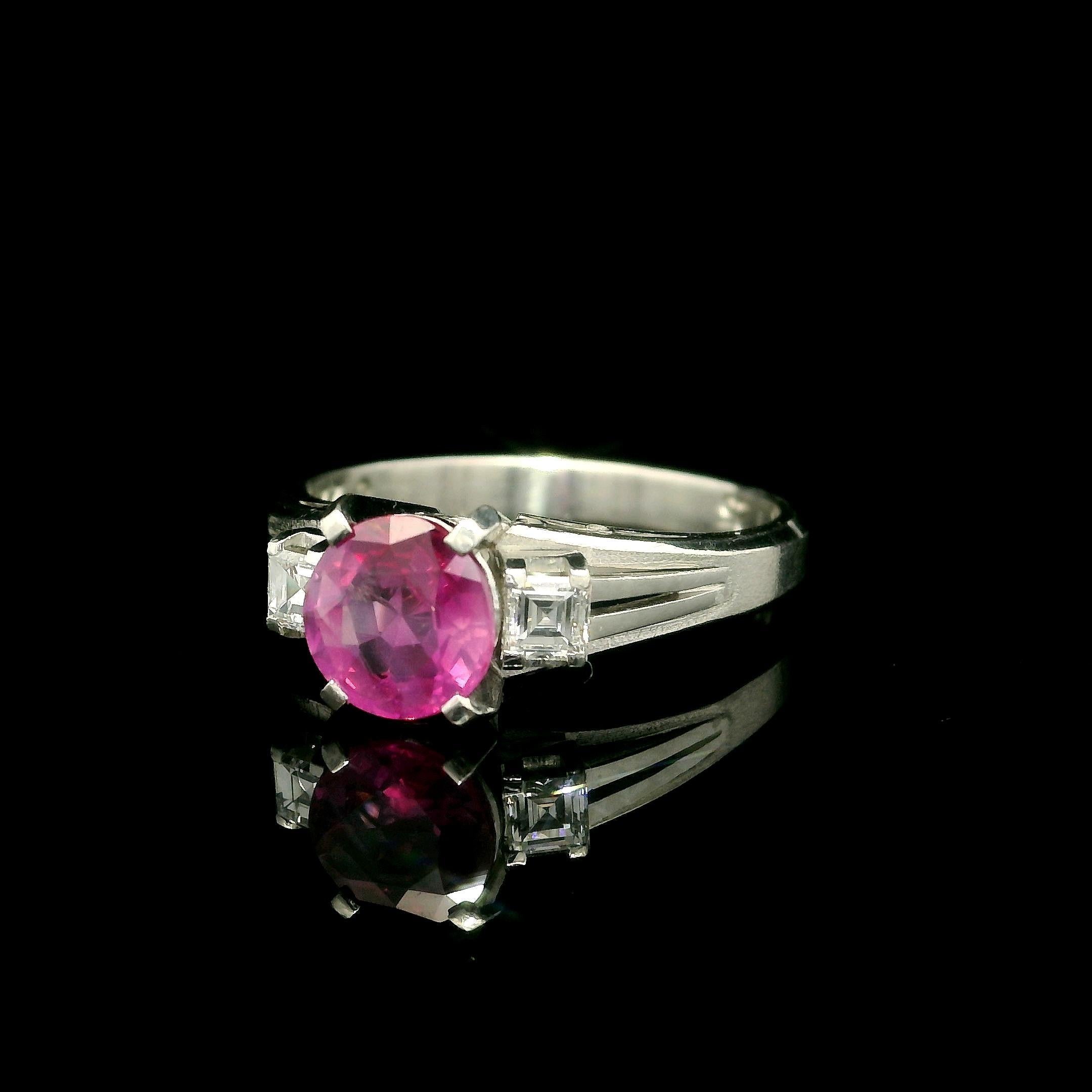 Anello vintage in platino GIA 1,47ctw ovale senza calore con rubino di Birmania e diamante a gradini quadrati in vendita 1