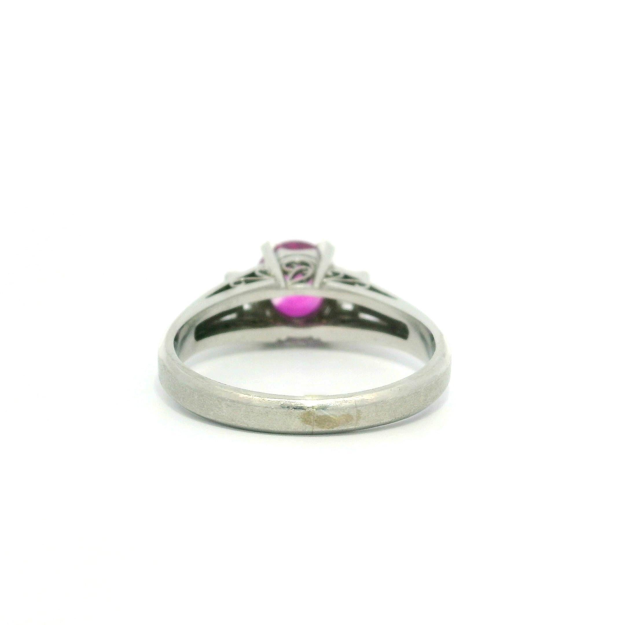 Anello vintage in platino GIA 1,47ctw ovale senza calore con rubino di Birmania e diamante a gradini quadrati in vendita 2