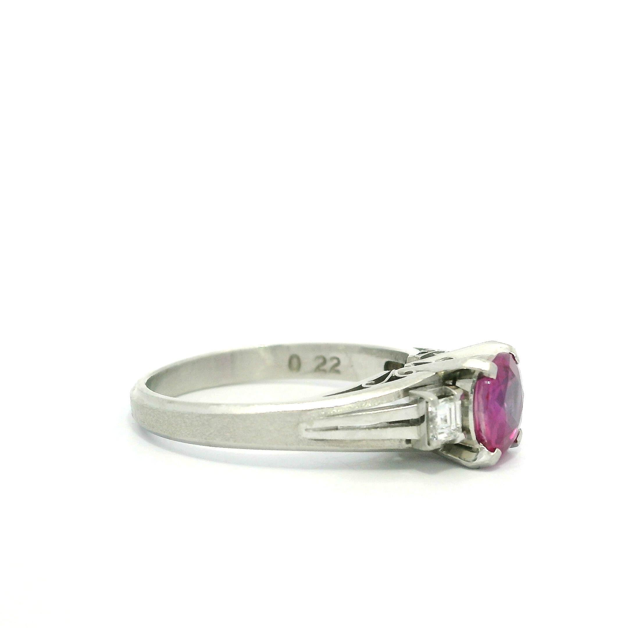 Anello vintage in platino GIA 1,47ctw ovale senza calore con rubino di Birmania e diamante a gradini quadrati in vendita 3