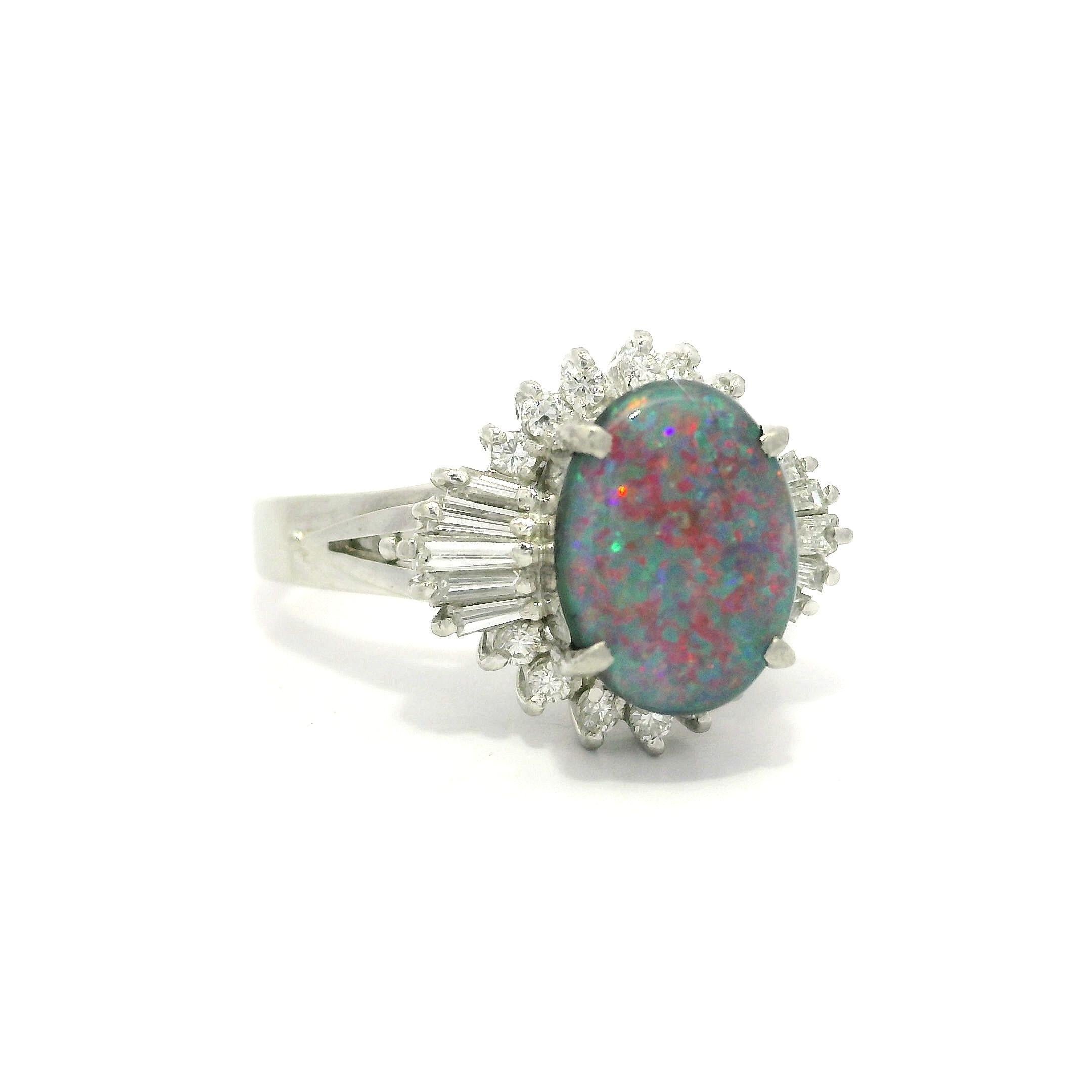 Anello vintage in platino GIA da 1,66 ct. con opale nero, rosso, blu e diamanti in vendita 5