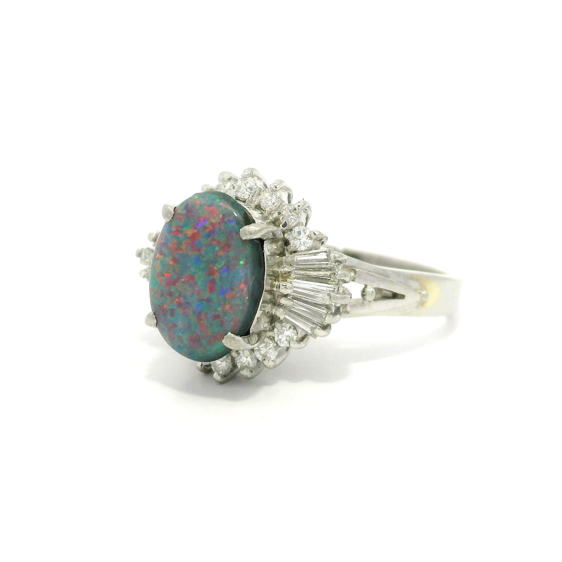 Anello vintage in platino GIA da 1,66 ct. con opale nero, rosso, blu e diamanti in vendita 6