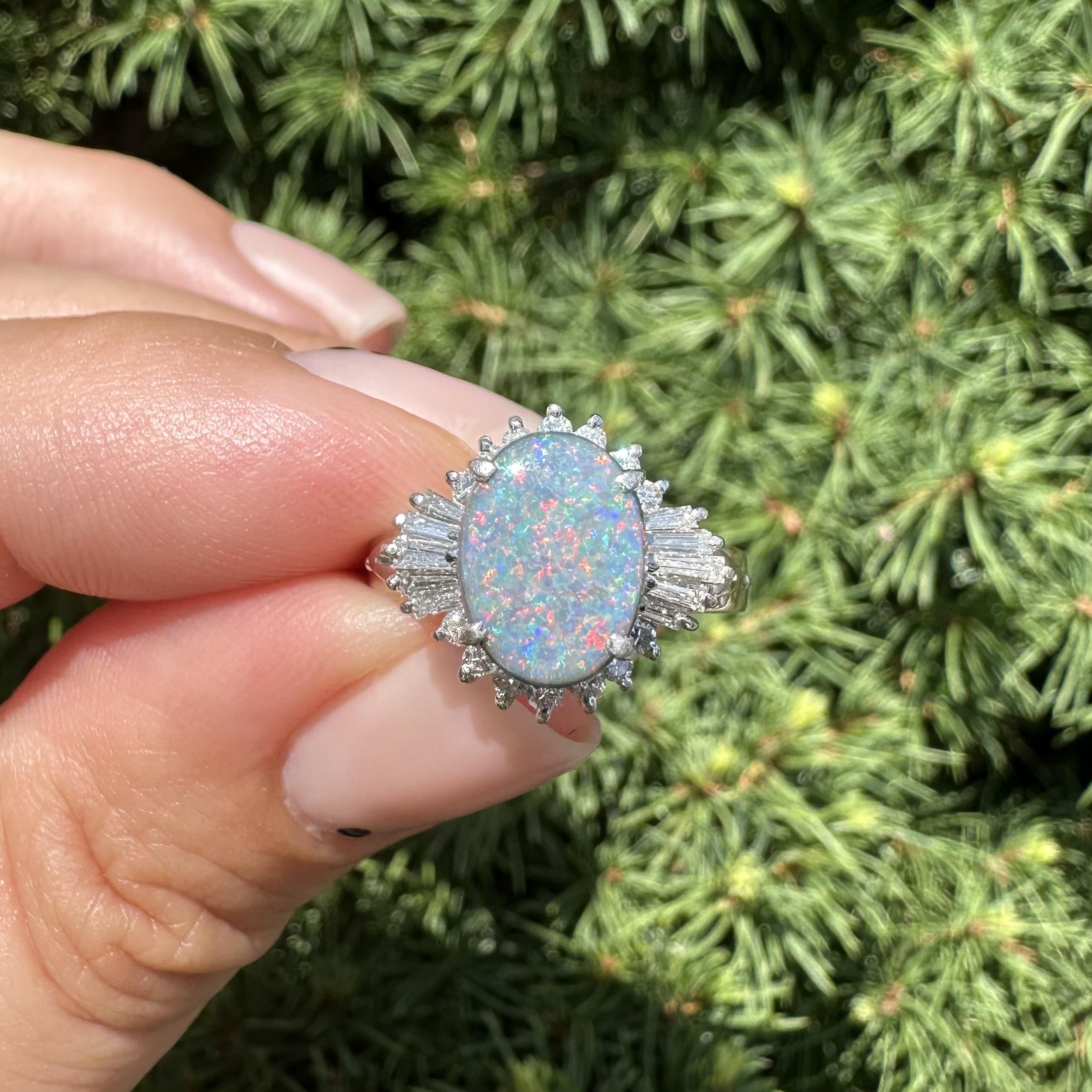 Anello vintage in platino GIA da 1,66 ct. con opale nero, rosso, blu e diamanti in vendita 8