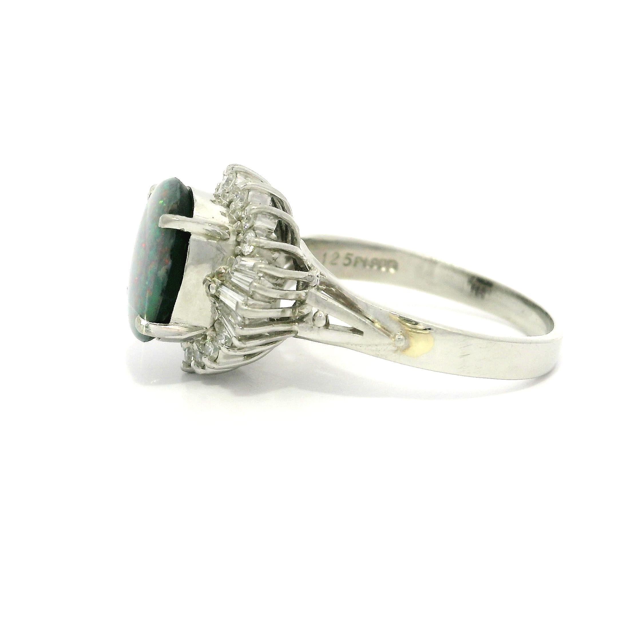 Cabochon Anello vintage in platino GIA da 1,66 ct. con opale nero, rosso, blu e diamanti in vendita