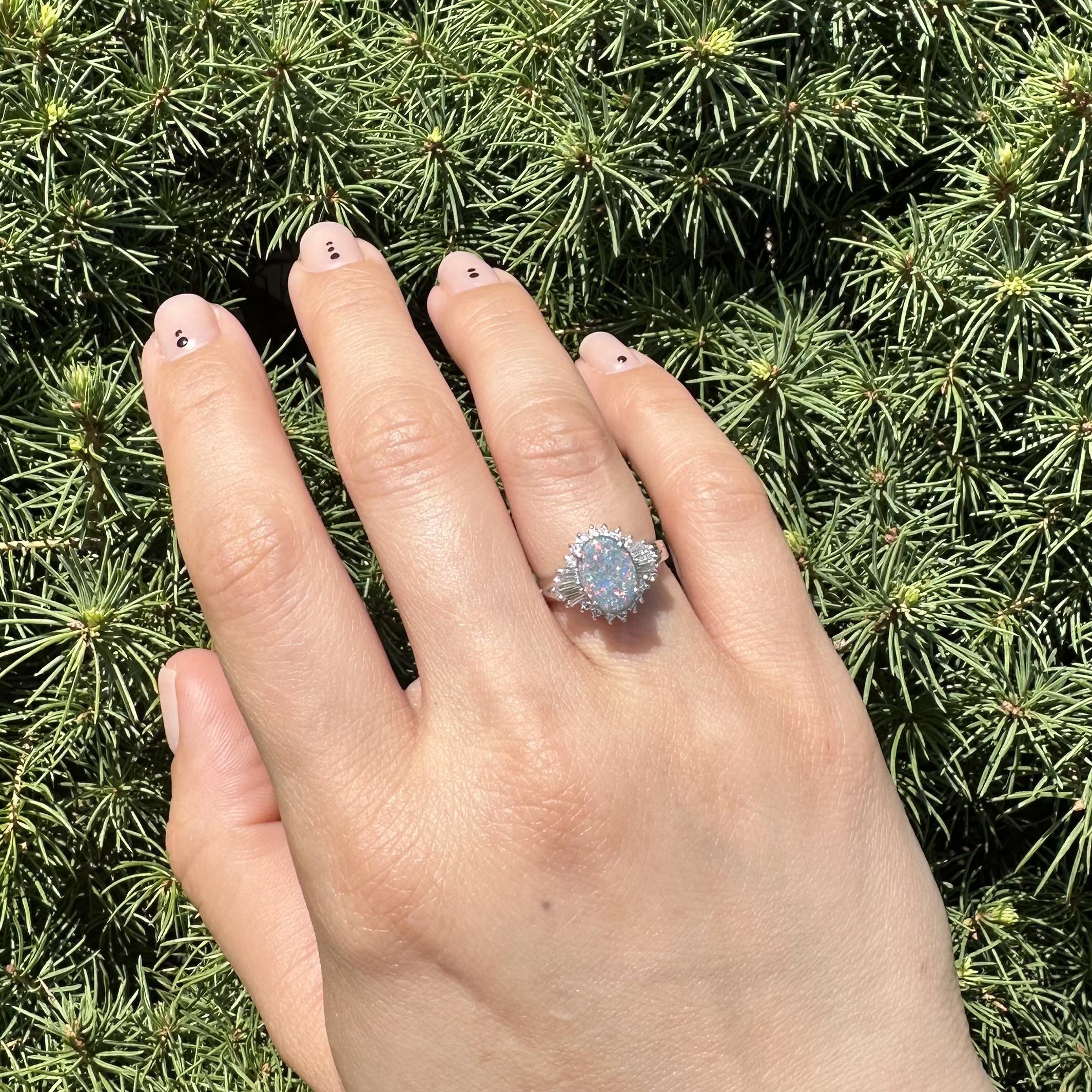 Anello vintage in platino GIA da 1,66 ct. con opale nero, rosso, blu e diamanti in vendita 1
