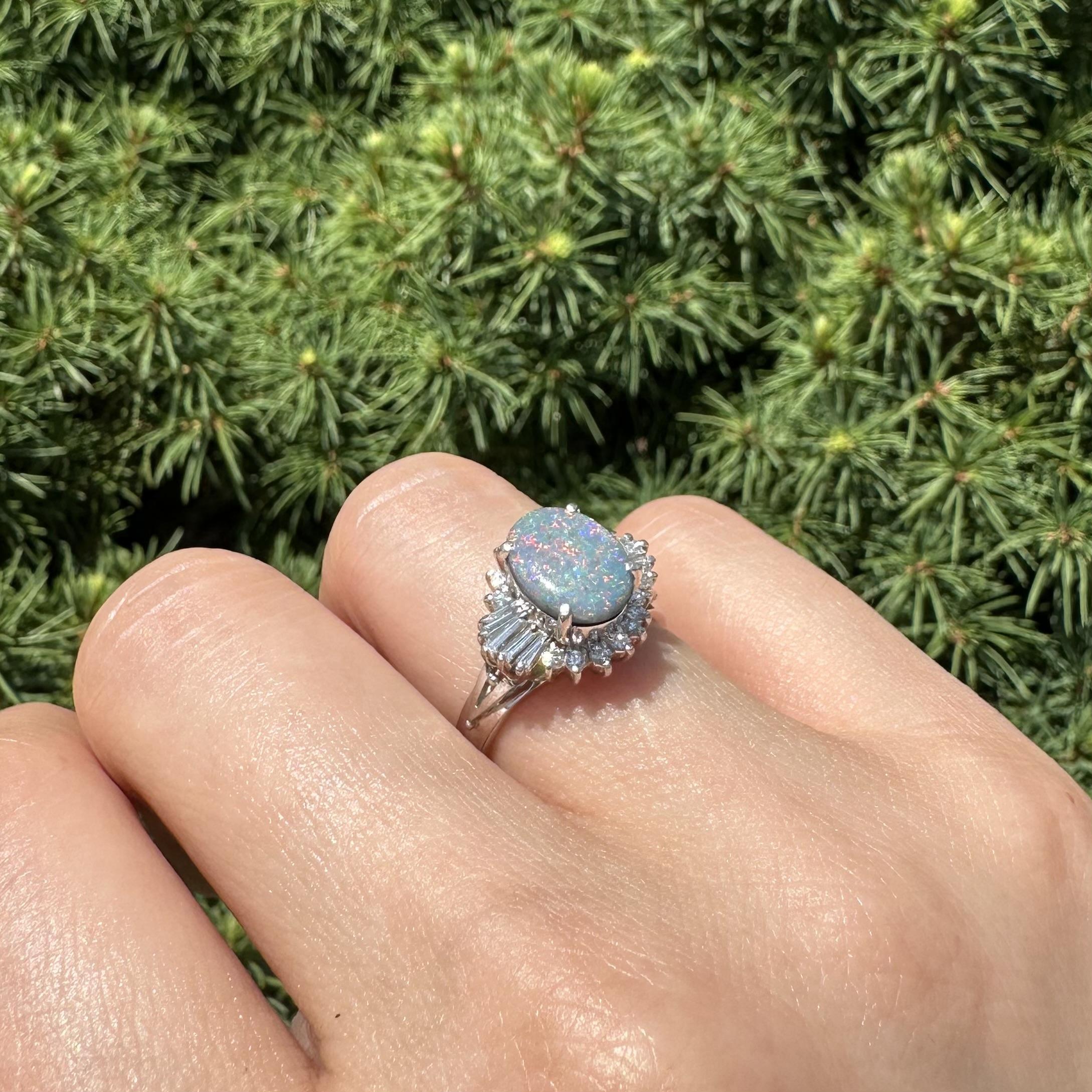 Anello vintage in platino GIA da 1,66 ct. con opale nero, rosso, blu e diamanti in vendita 2