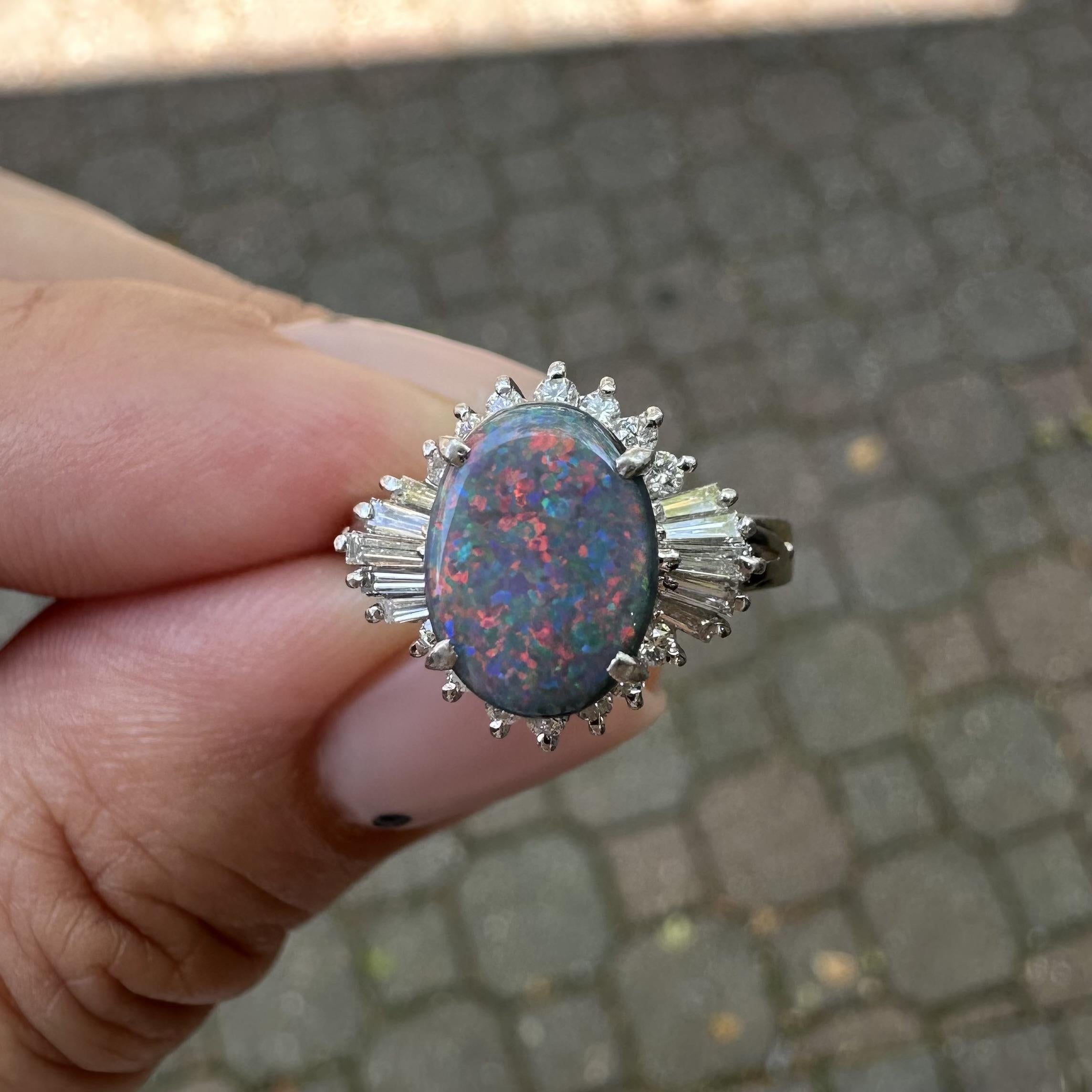 Anello vintage in platino GIA da 1,66 ct. con opale nero, rosso, blu e diamanti in vendita 3