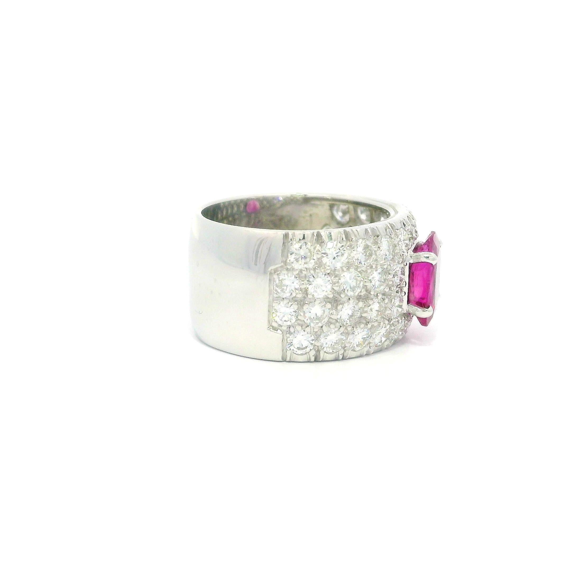 Breiter Vintage Platinring, Platin GIA 2,14ctw, unbehandelter burmesischer rosa Saphir, Diamant (Ovalschliff) im Angebot