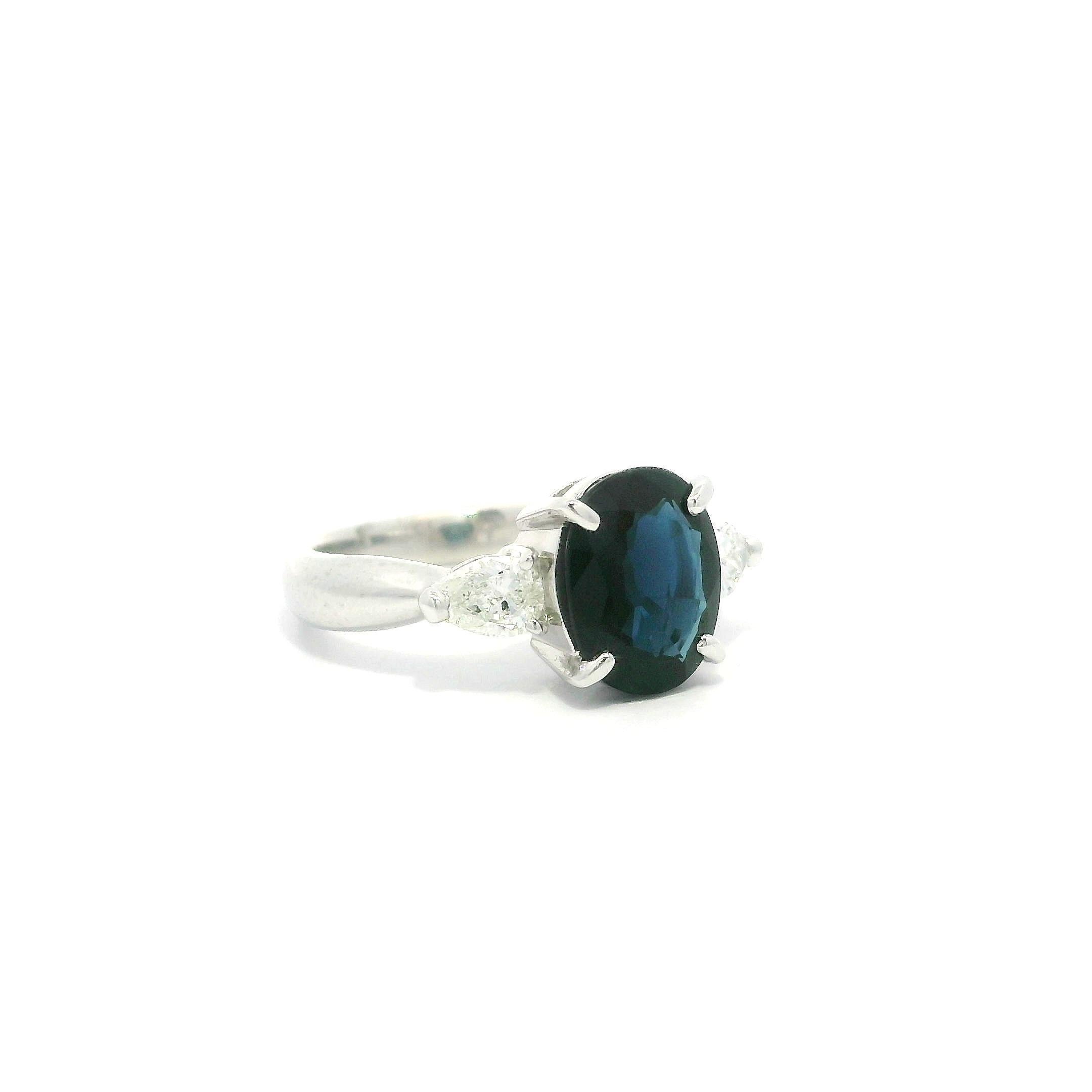 Taglio brillante Anello classico in platino d'epoca GIA da 2,18 carati senza calore con zaffiro e diamanti a pera in vendita