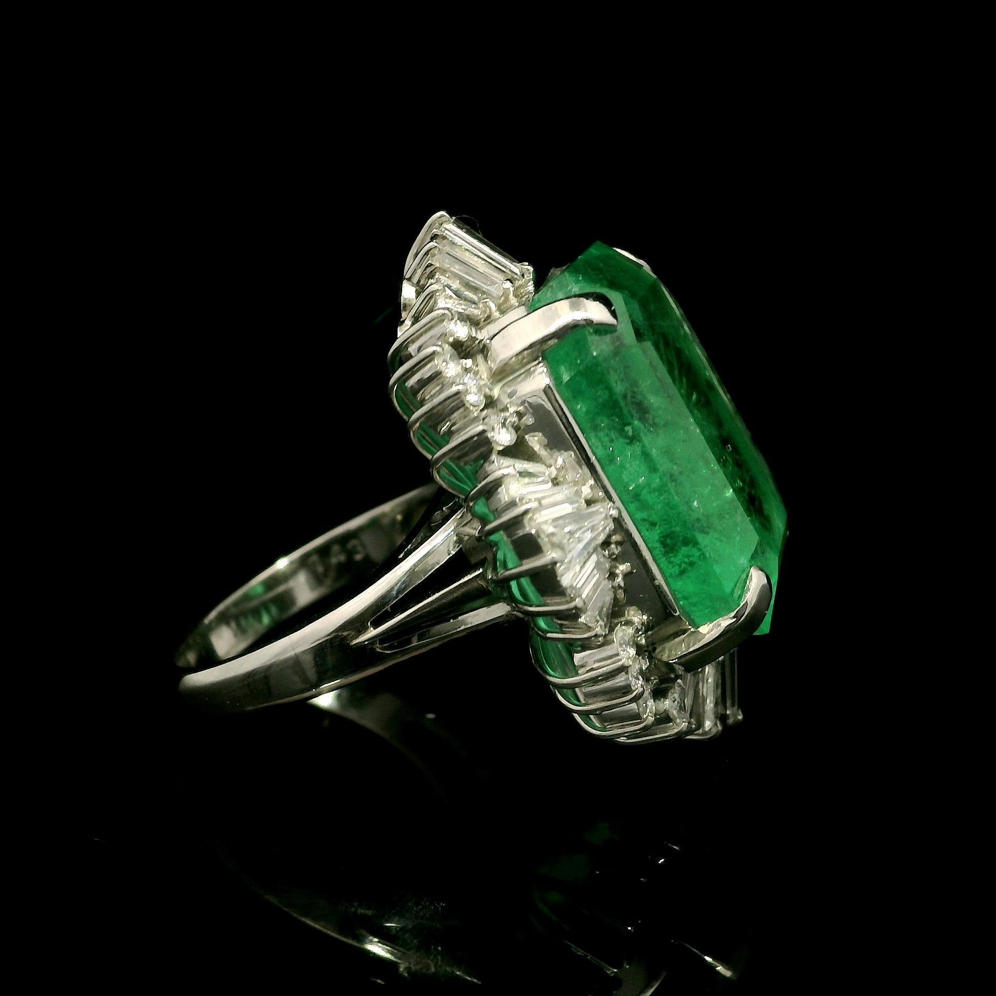 Vintage Platin GIA 25,15ctw großen kolumbianischen Smaragd w / Diamant Statement Ring (Smaragdschliff) im Angebot