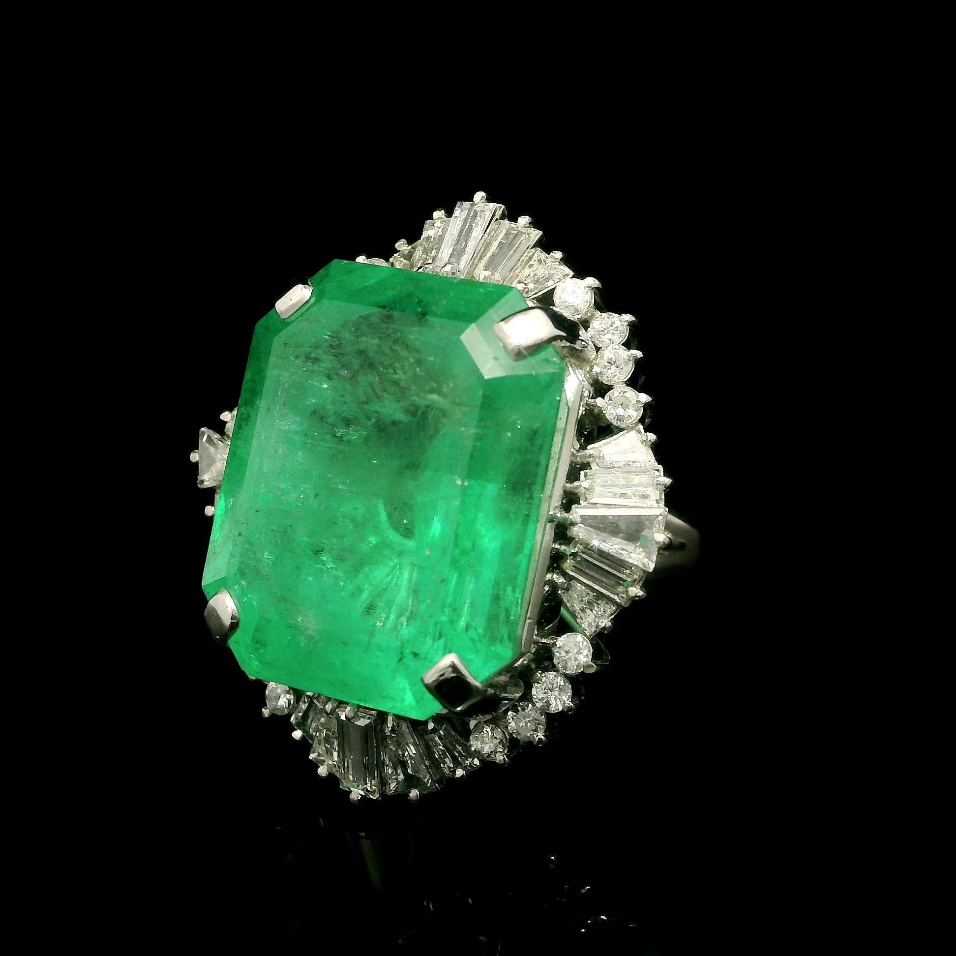 Vintage Platin GIA 25,15ctw großen kolumbianischen Smaragd w / Diamant Statement Ring im Zustand „Hervorragend“ im Angebot in Montclair, NJ