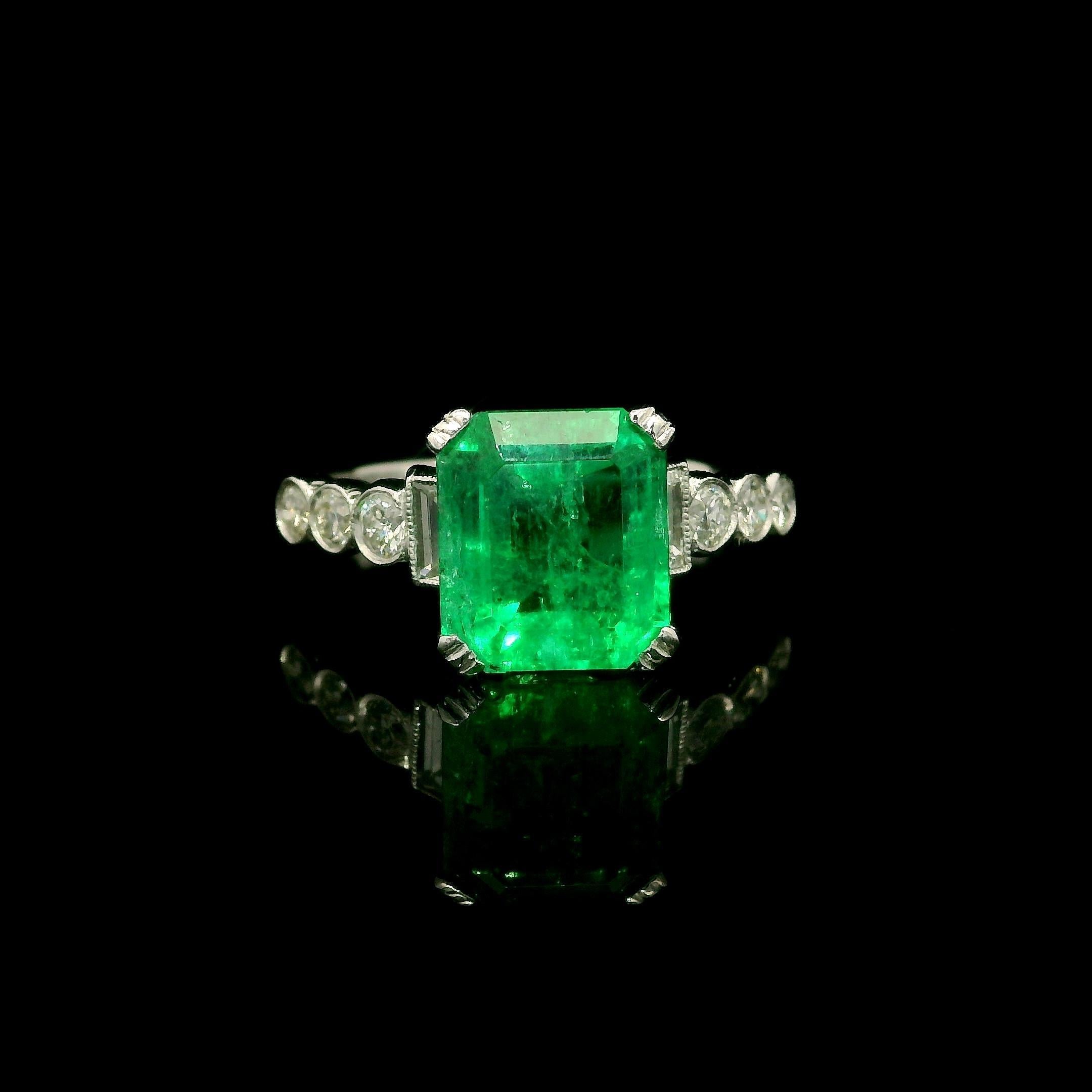 Anello vintage in platino GIA con smeraldo colombiano verde da 2,62 carati, con castone e diamanti ai lati in vendita 5