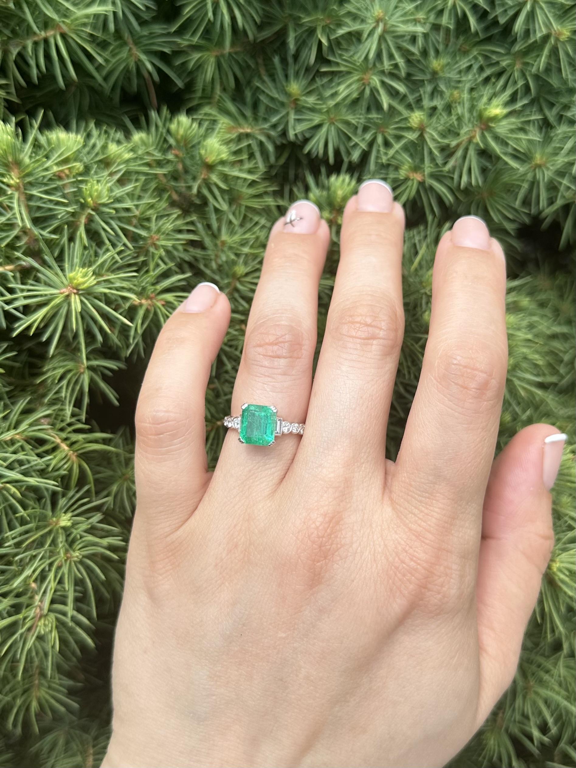Anello vintage in platino GIA con smeraldo colombiano verde da 2,62 carati, con castone e diamanti ai lati in vendita 6