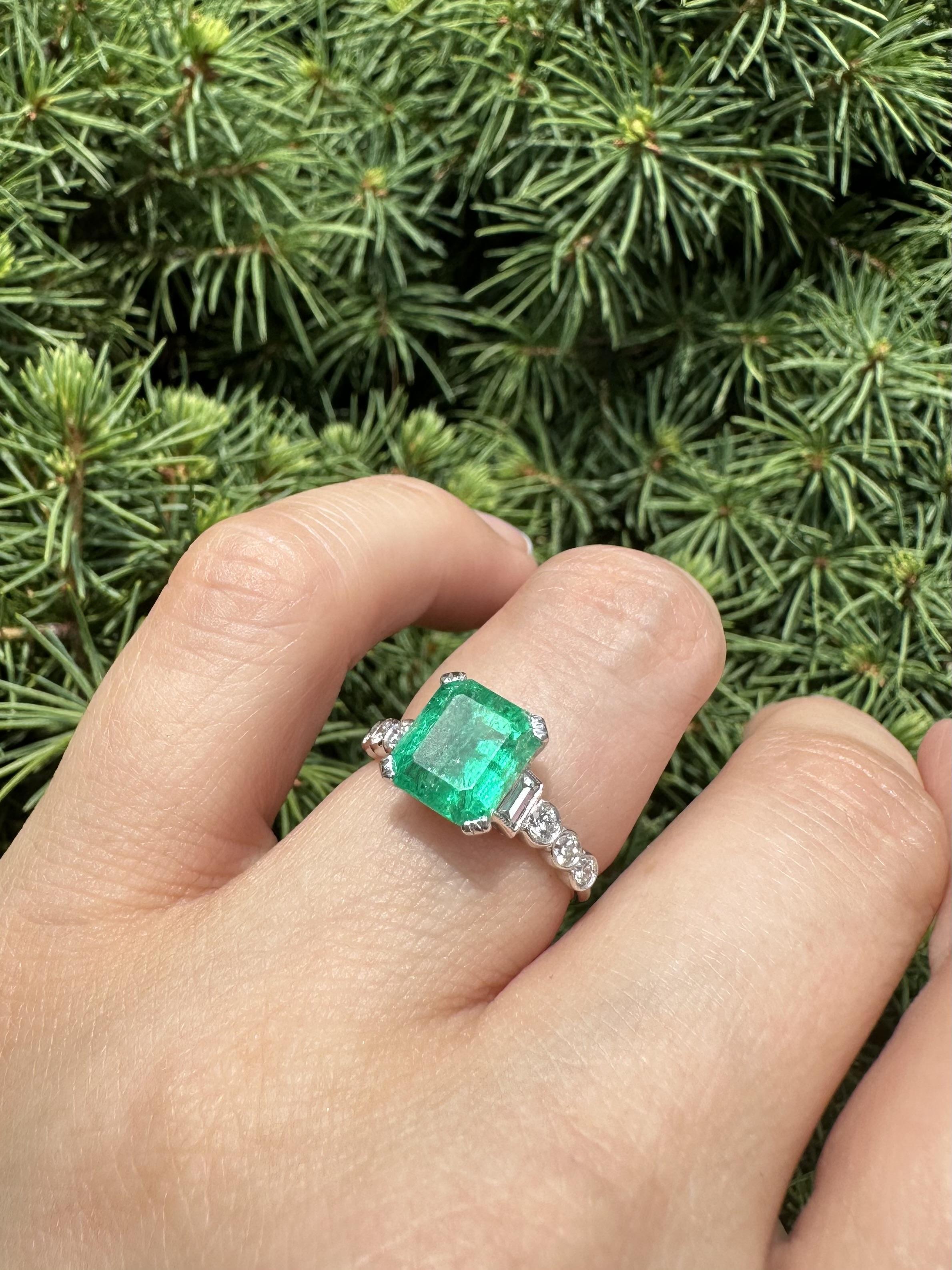 Anello vintage in platino GIA con smeraldo colombiano verde da 2,62 carati, con castone e diamanti ai lati in vendita 7