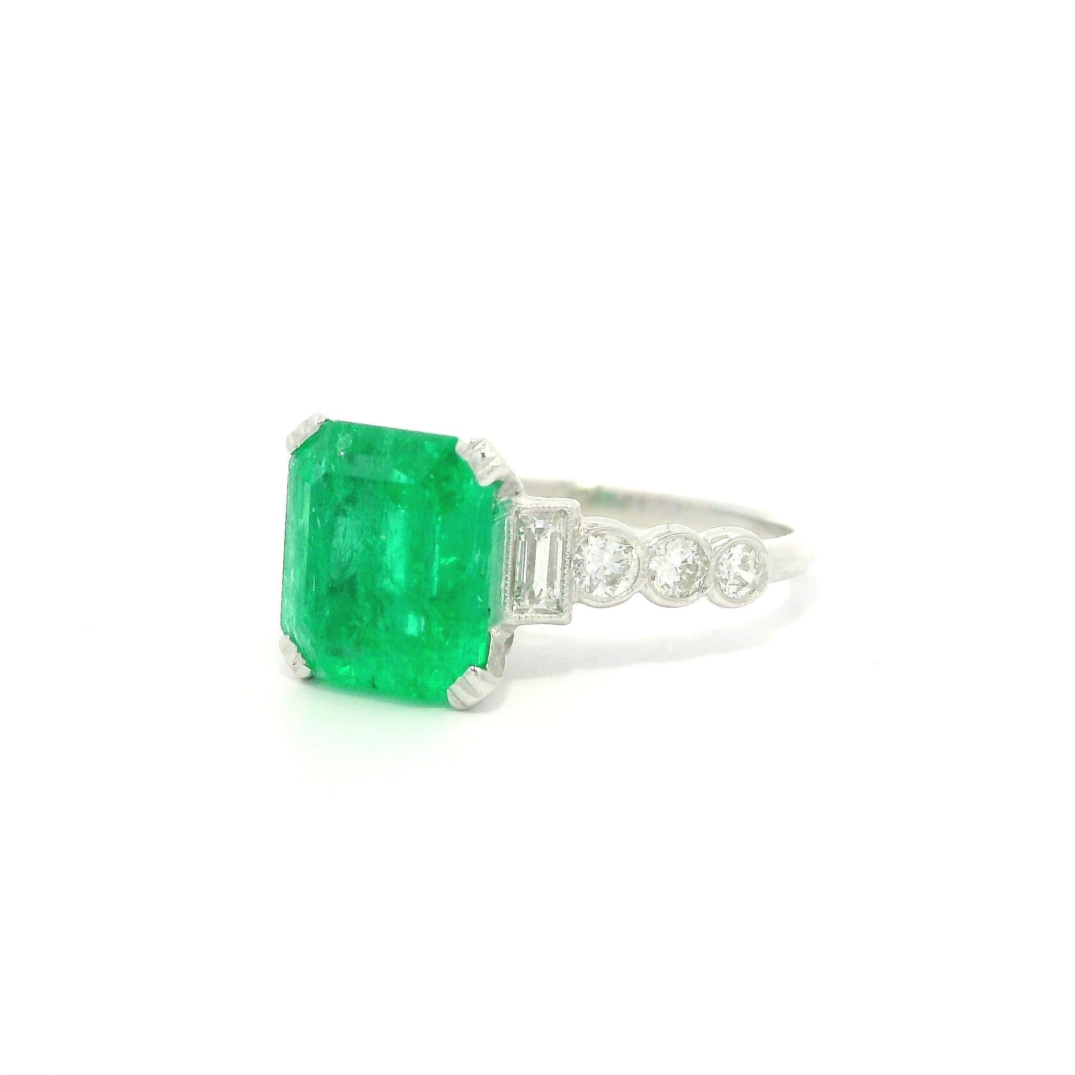 Anello vintage in platino GIA con smeraldo colombiano verde da 2,62 carati, con castone e diamanti ai lati in vendita 10