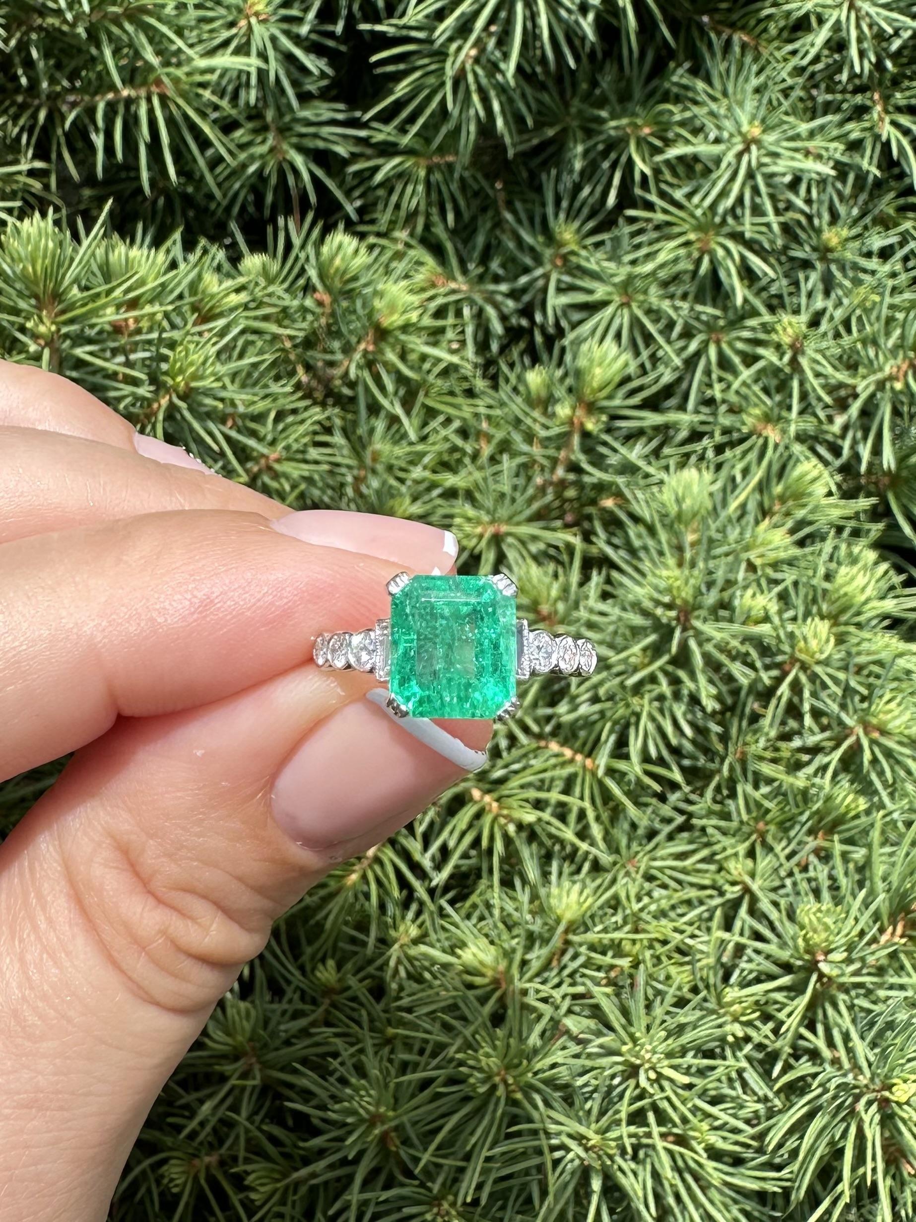 Anello vintage in platino GIA con smeraldo colombiano verde da 2,62 carati, con castone e diamanti ai lati in vendita 11