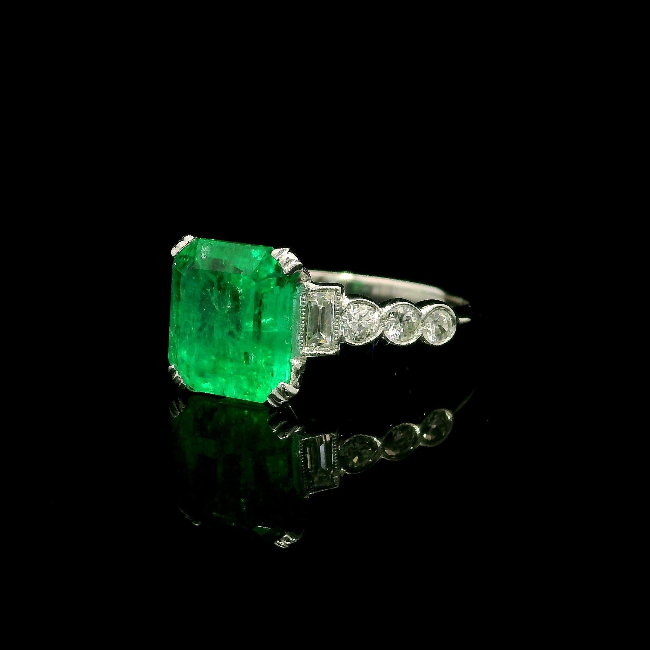 Ottagono Anello vintage in platino GIA con smeraldo colombiano verde da 2,62 carati, con castone e diamanti ai lati in vendita