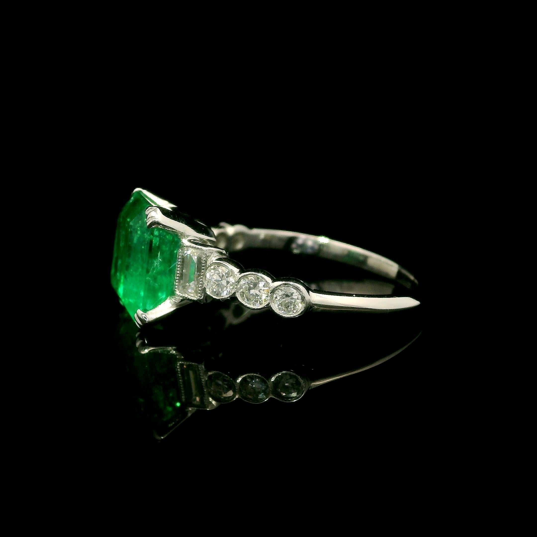Anello vintage in platino GIA con smeraldo colombiano verde da 2,62 carati, con castone e diamanti ai lati In condizioni ottime in vendita a Montclair, NJ
