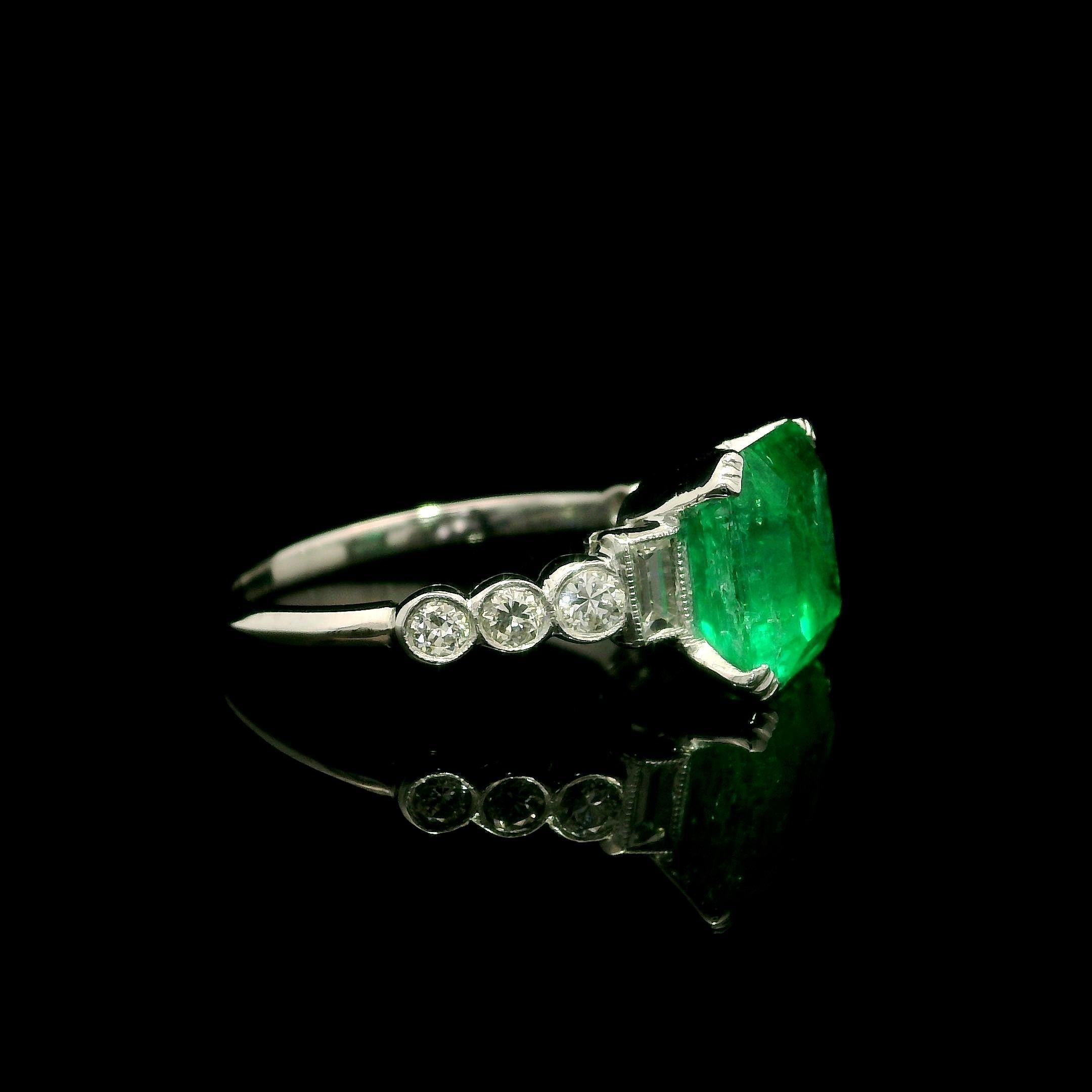 Donna Anello vintage in platino GIA con smeraldo colombiano verde da 2,62 carati, con castone e diamanti ai lati in vendita