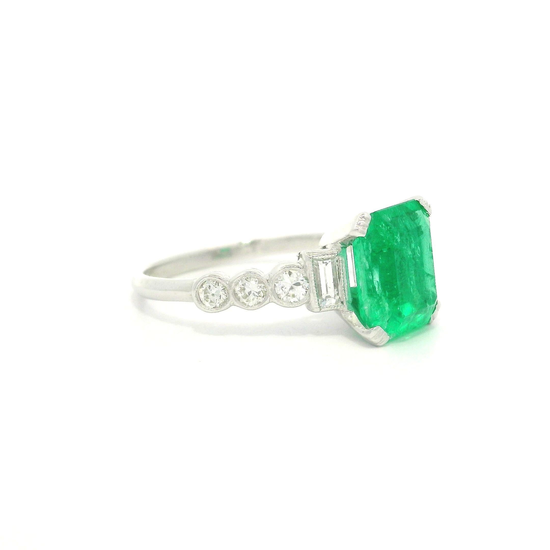 Anello vintage in platino GIA con smeraldo colombiano verde da 2,62 carati, con castone e diamanti ai lati in vendita 2