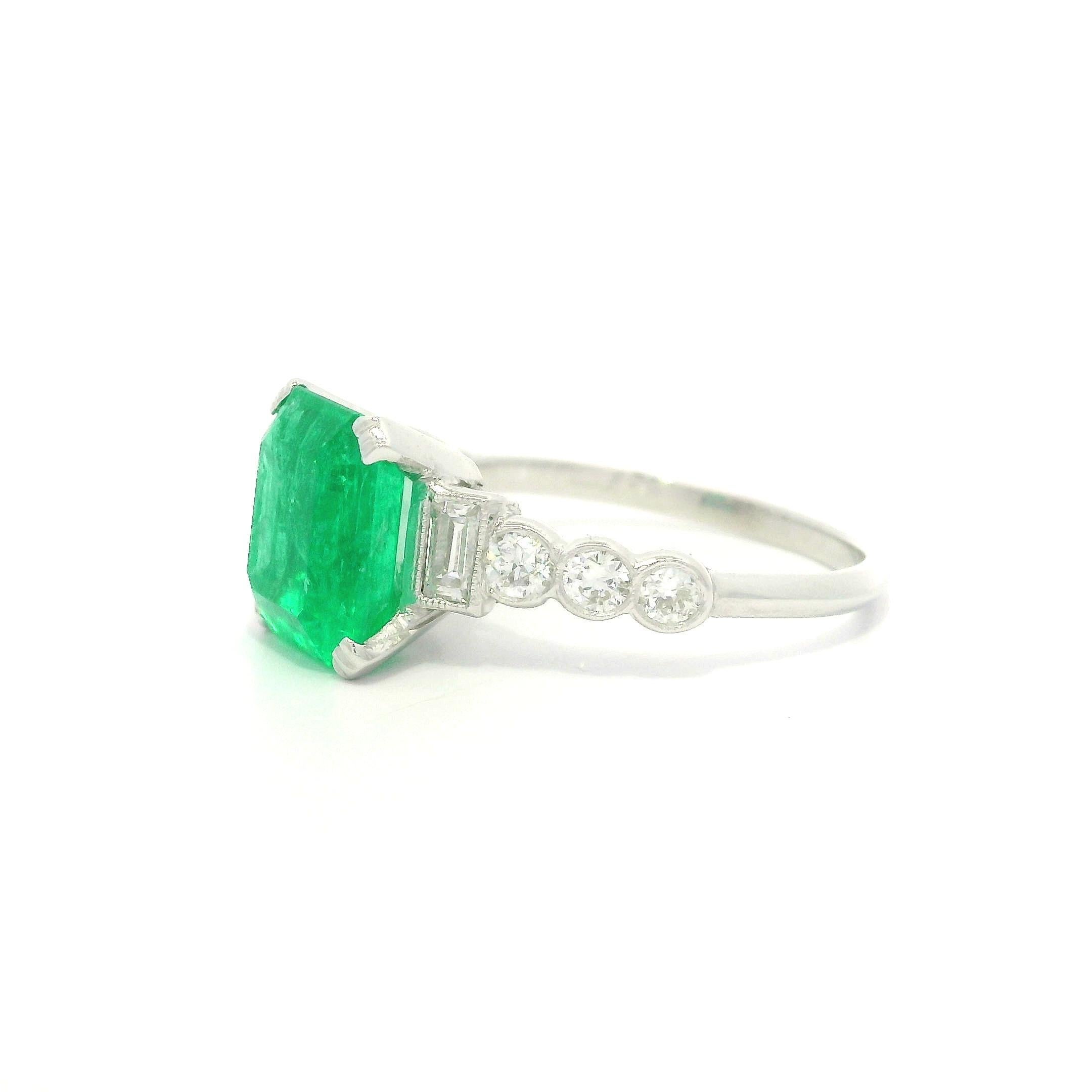 Anello vintage in platino GIA con smeraldo colombiano verde da 2,62 carati, con castone e diamanti ai lati in vendita 3