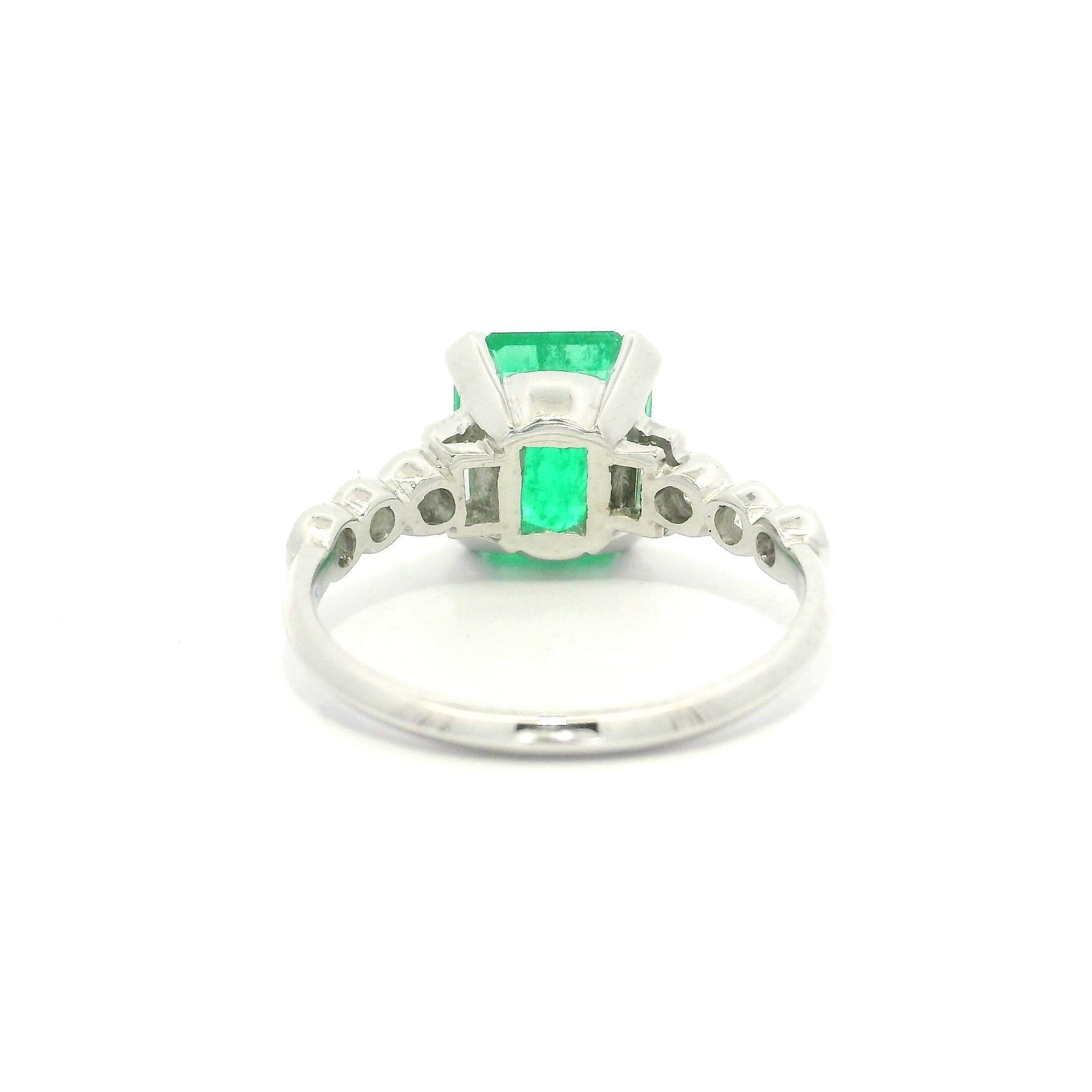 Anello vintage in platino GIA con smeraldo colombiano verde da 2,62 carati, con castone e diamanti ai lati in vendita 4