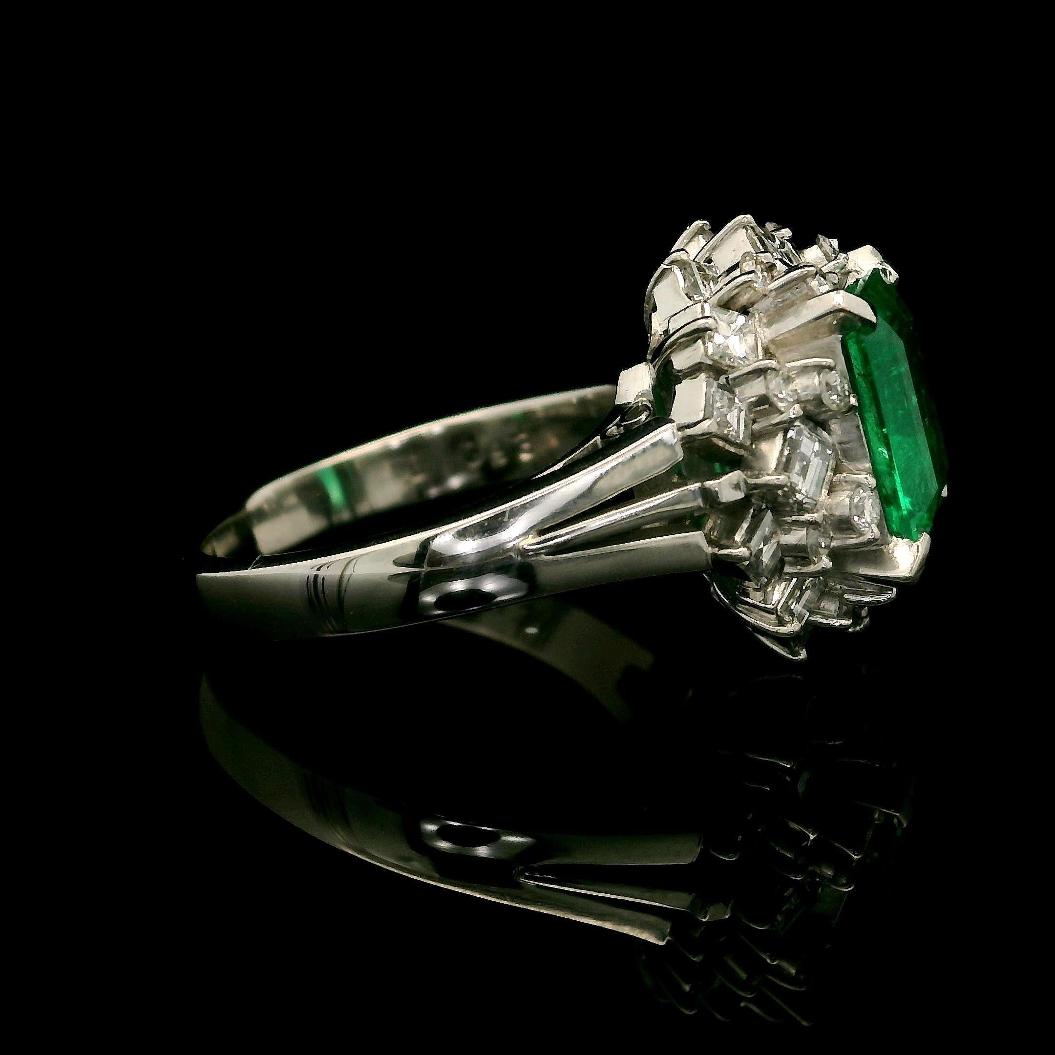 Bague vintage en platine avec émeraude de Colombie de grande qualité, certifiée GIA 2,81 ctw Excellent état - En vente à Montclair, NJ