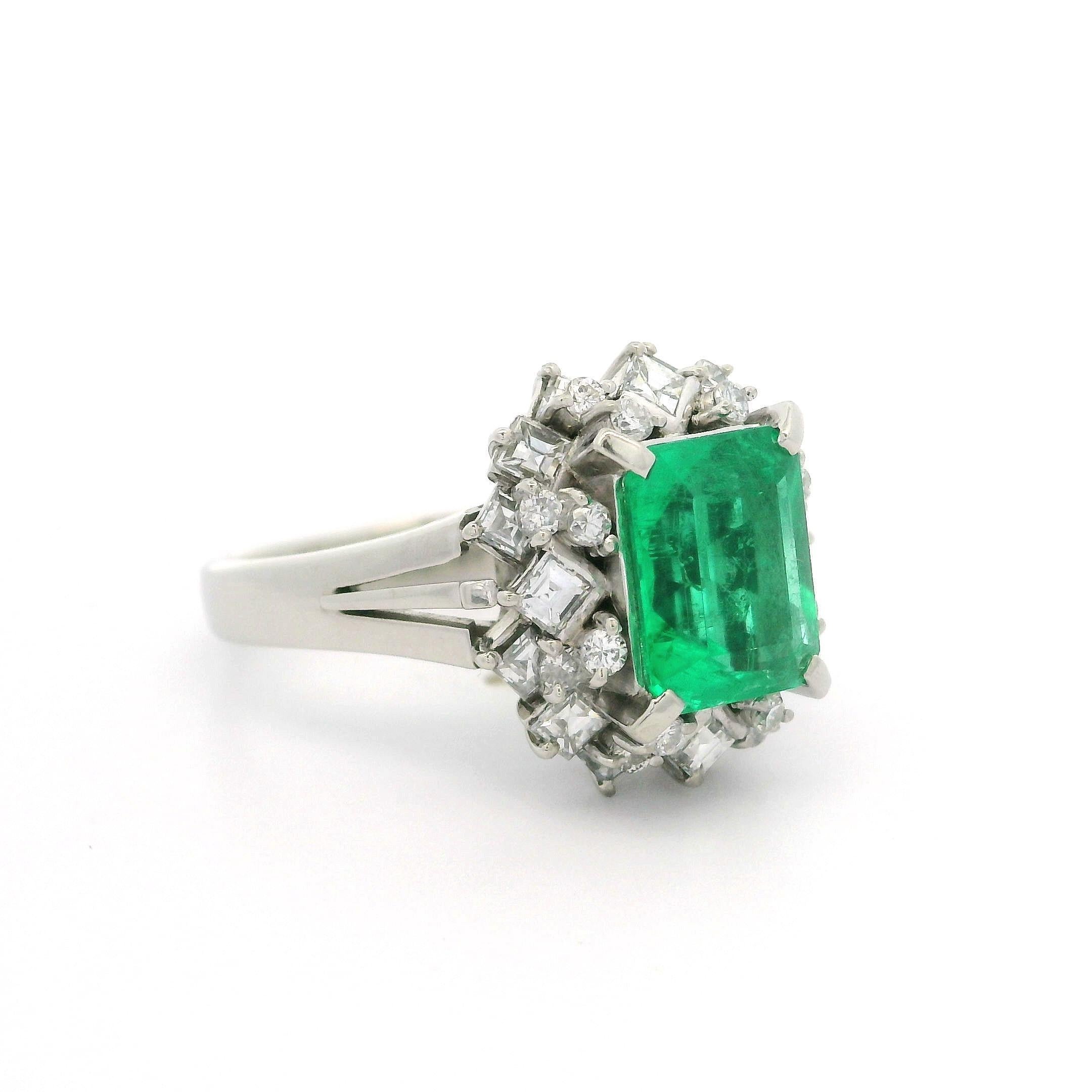 Bague vintage en platine avec émeraude de Colombie de grande qualité, certifiée GIA 2,81 ctw en vente 1