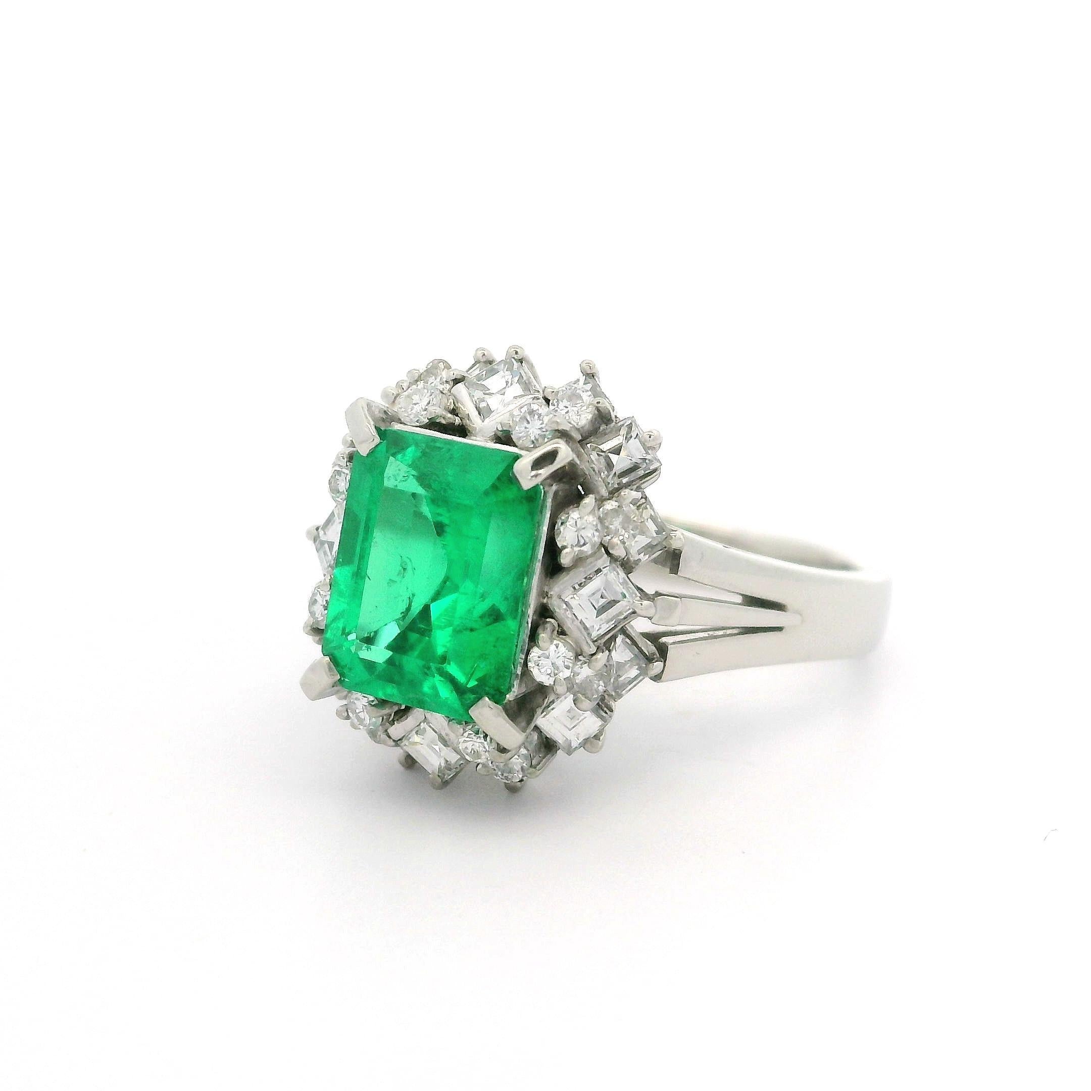 Bague vintage en platine avec émeraude de Colombie de grande qualité, certifiée GIA 2,81 ctw en vente 2