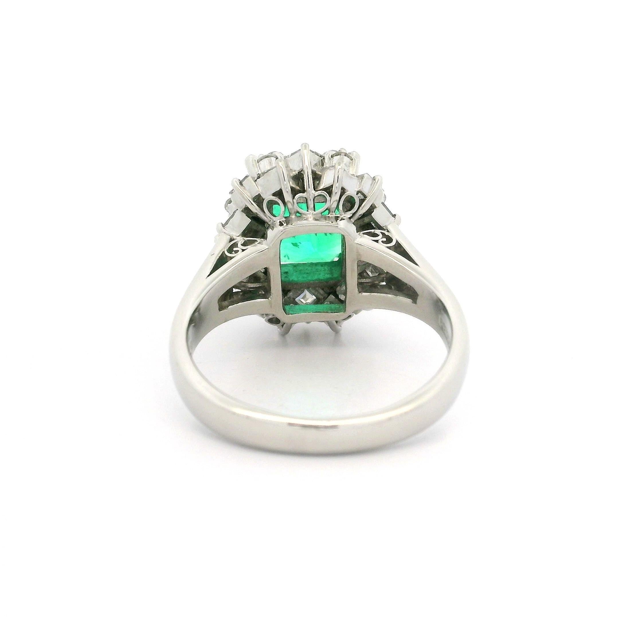 Bague vintage en platine avec émeraude de Colombie de grande qualité, certifiée GIA 2,81 ctw en vente 4