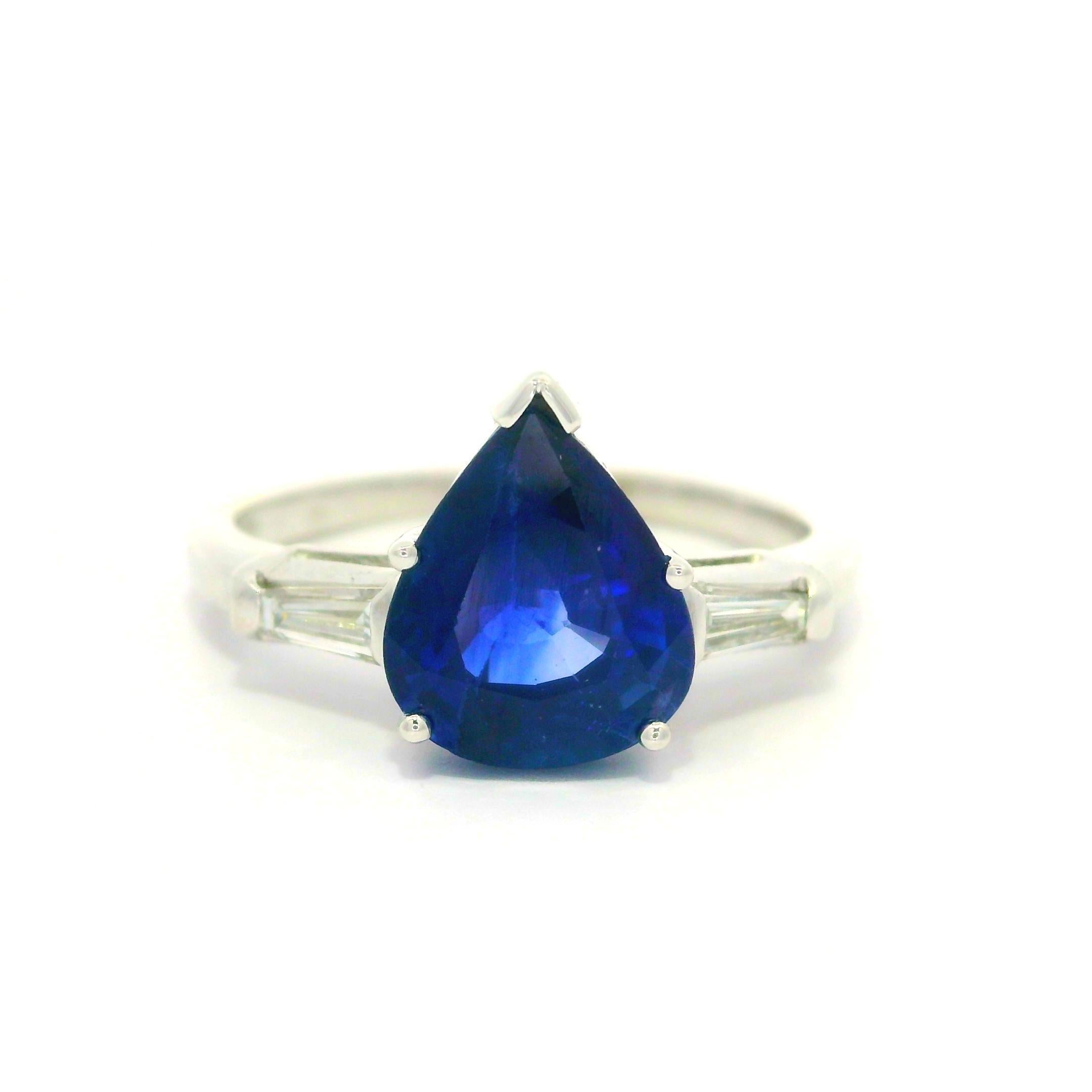 Bague Vintage en platine GIA 2.82ctw Pear Cut Sapphire with Baguette Diamond Sides en vente 5