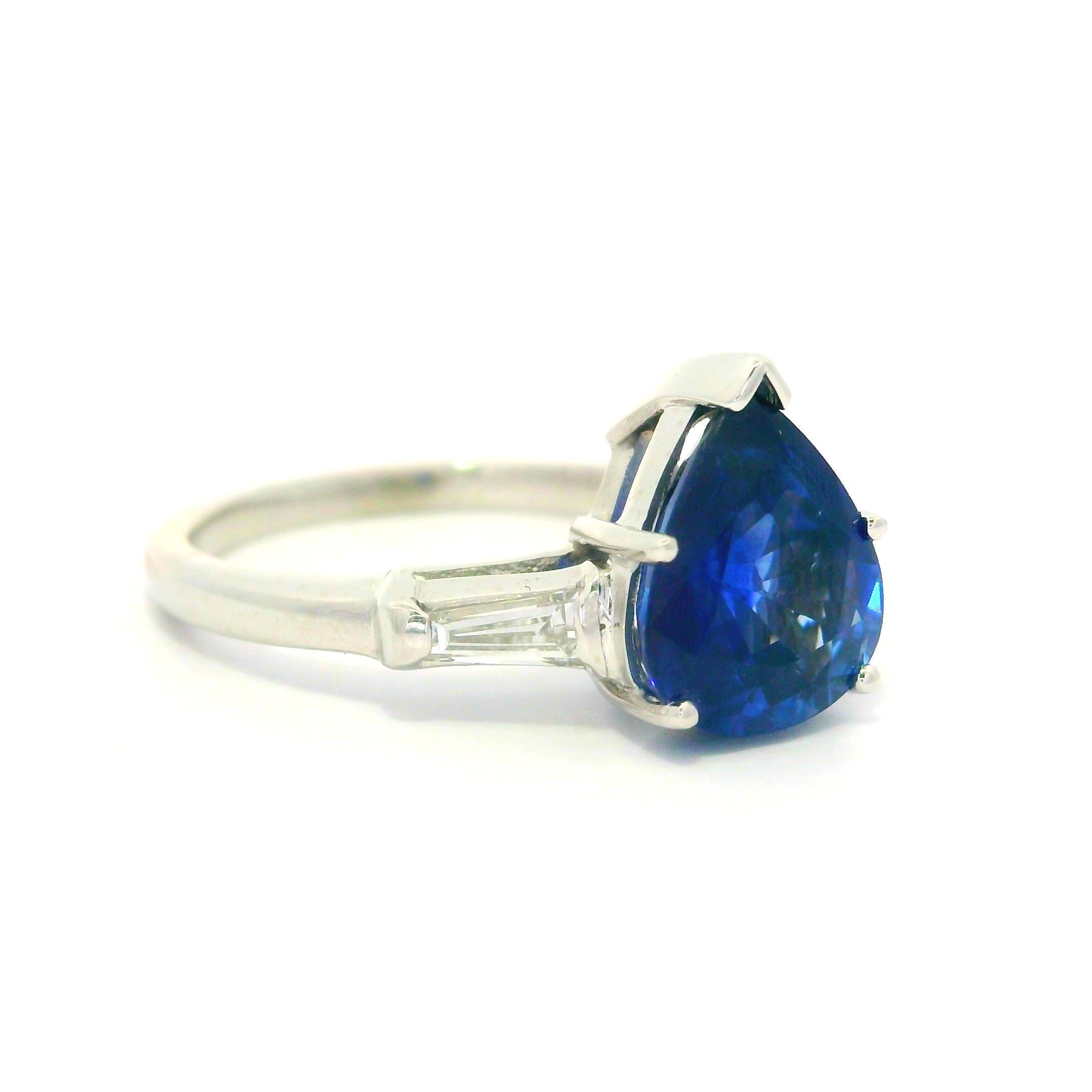 Bague Vintage en platine GIA 2.82ctw Pear Cut Sapphire with Baguette Diamond Sides en vente 6