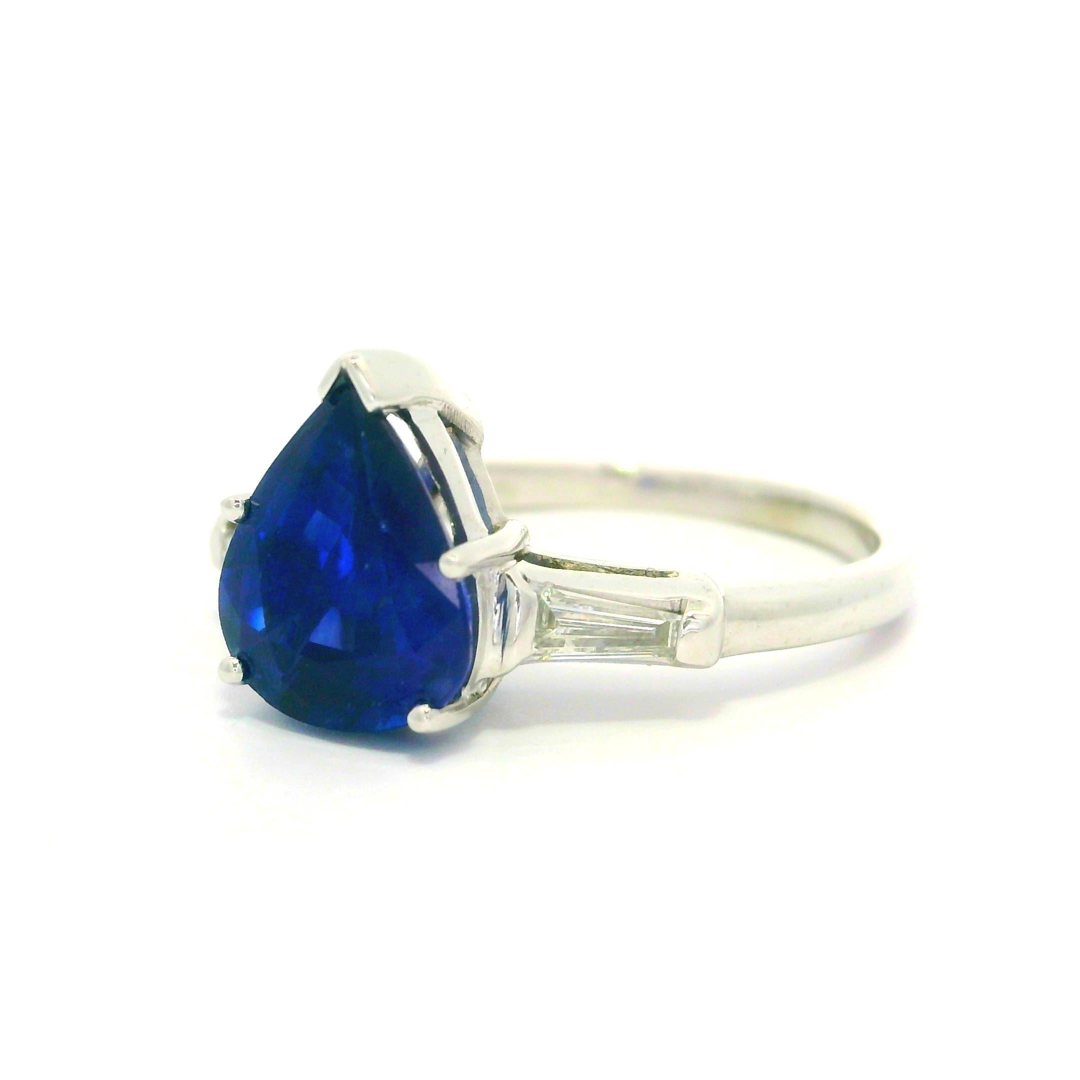 Bague Vintage en platine GIA 2.82ctw Pear Cut Sapphire with Baguette Diamond Sides en vente 7