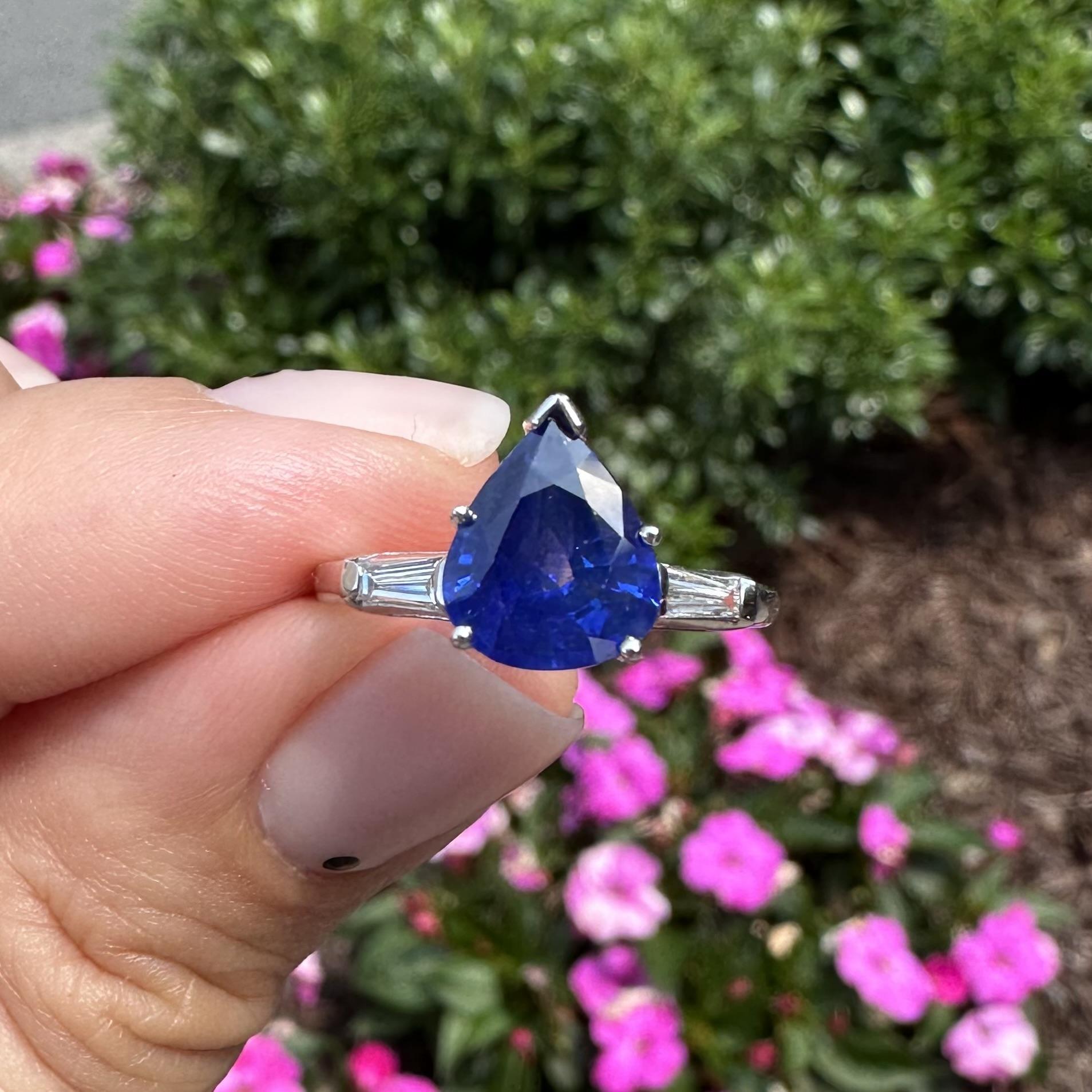 Bague Vintage en platine GIA 2.82ctw Pear Cut Sapphire with Baguette Diamond Sides en vente 8