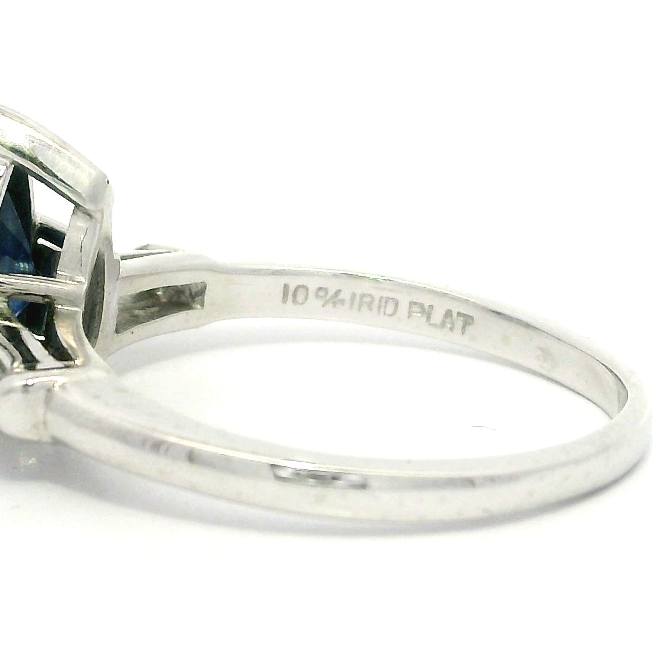 --Pierre(s) :...
(1) Saphir véritable naturel - taille poire - serti - couleur bleu royal - 2,57ct (exact - estampillé)
**Voir les détails de la certification ci-dessous pour plus d'informations**
(2) Diamants véritables naturels - taille baguette