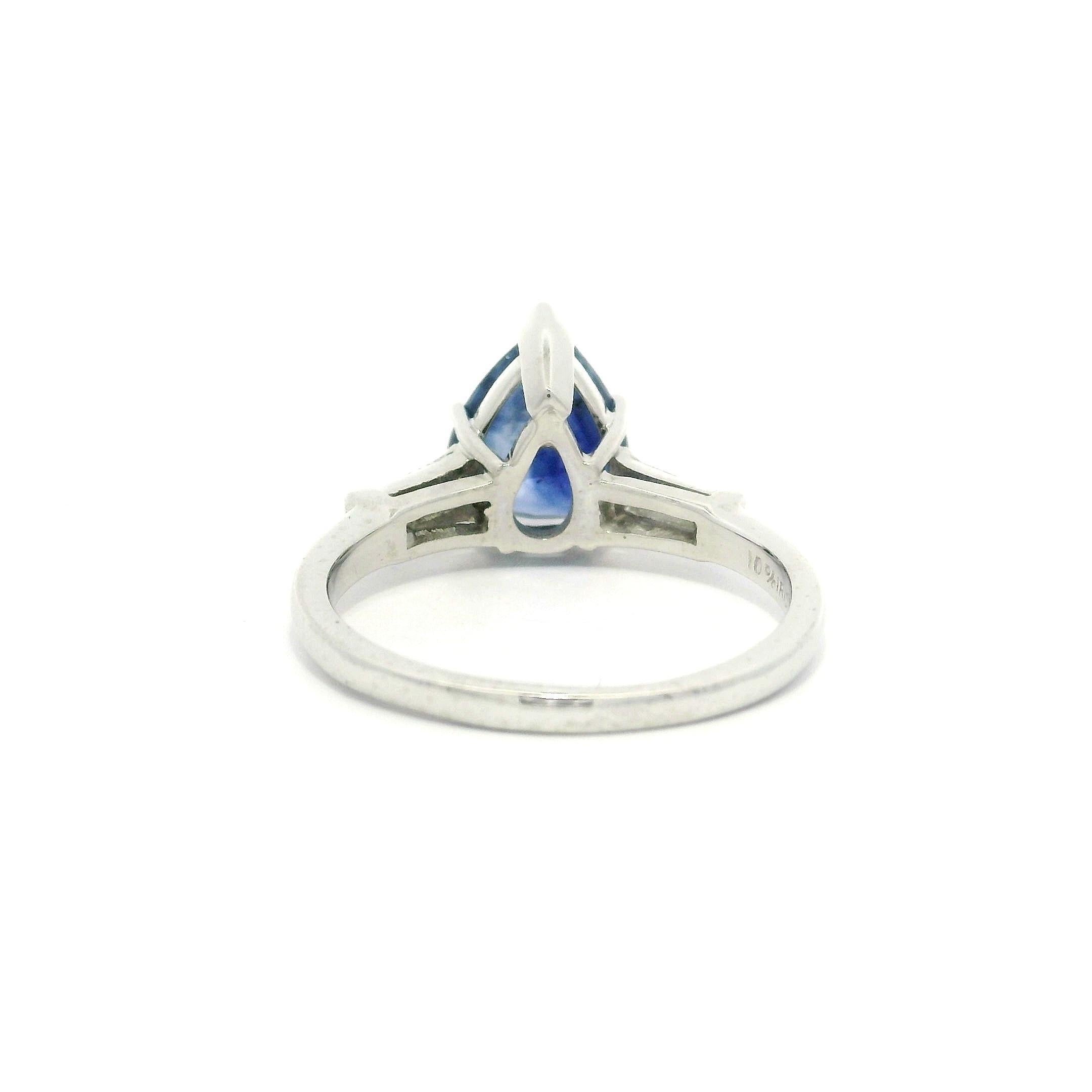 Taille poire Bague Vintage en platine GIA 2.82ctw Pear Cut Sapphire with Baguette Diamond Sides en vente