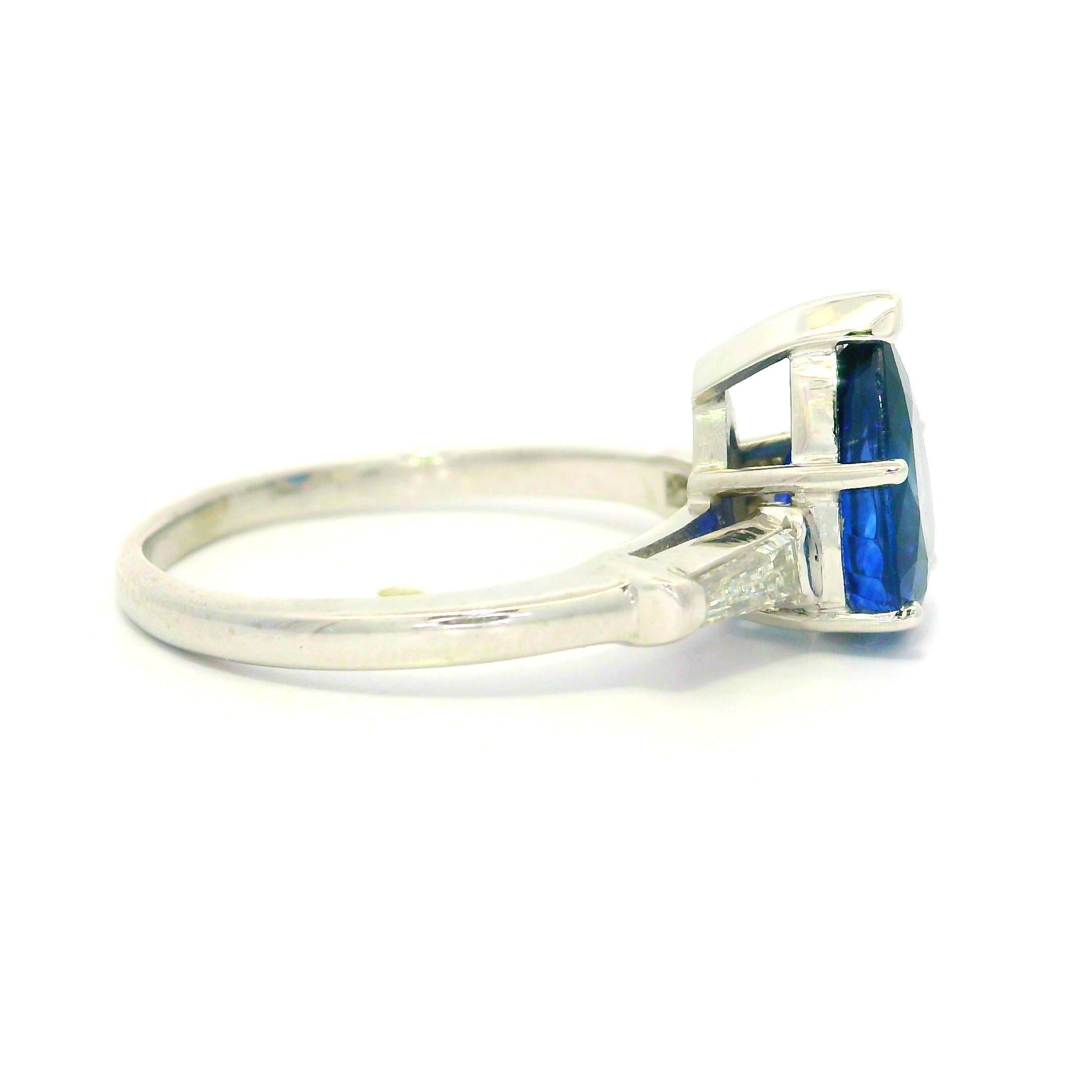 Bague Vintage en platine GIA 2.82ctw Pear Cut Sapphire with Baguette Diamond Sides Excellent état - En vente à Montclair, NJ