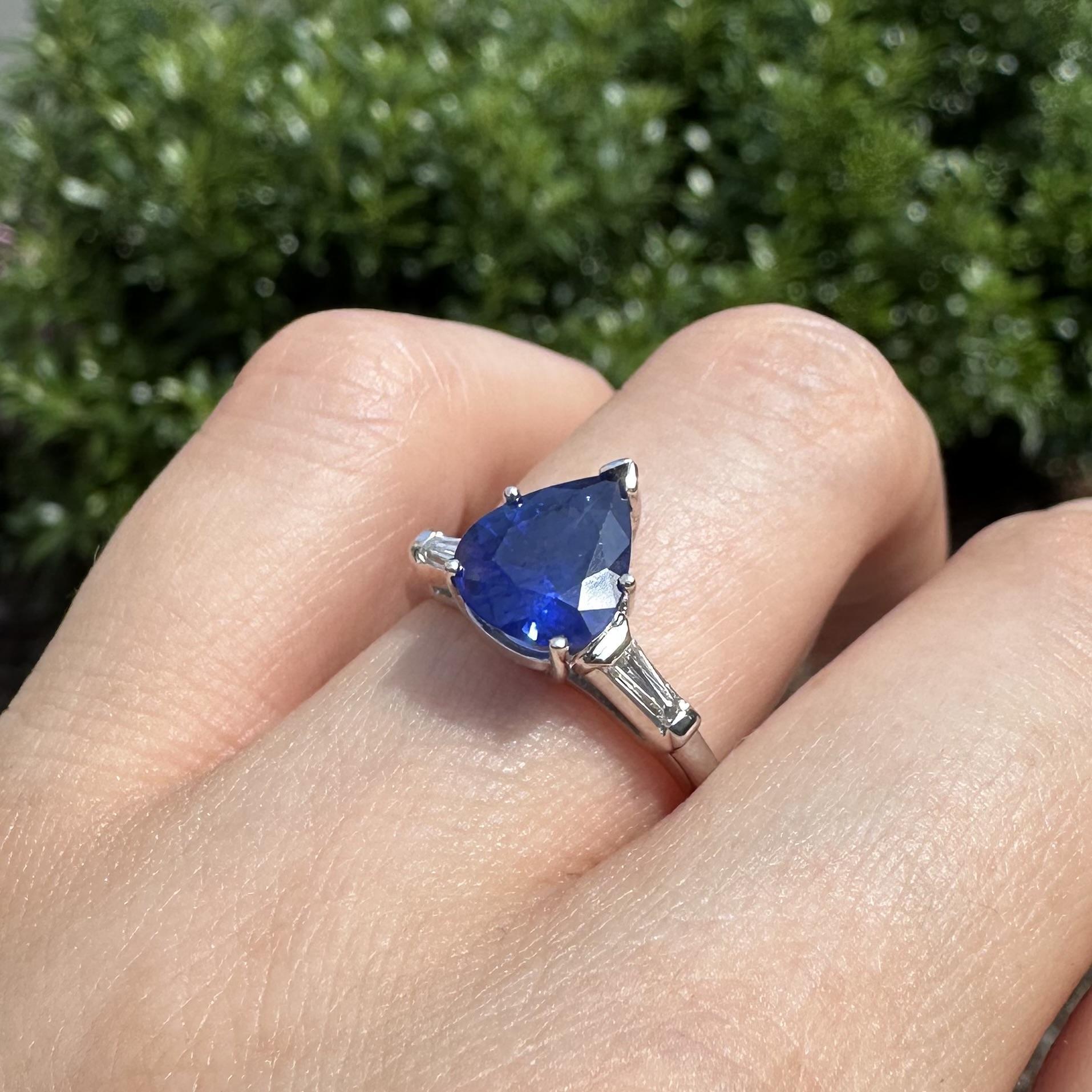 Bague Vintage en platine GIA 2.82ctw Pear Cut Sapphire with Baguette Diamond Sides en vente 1