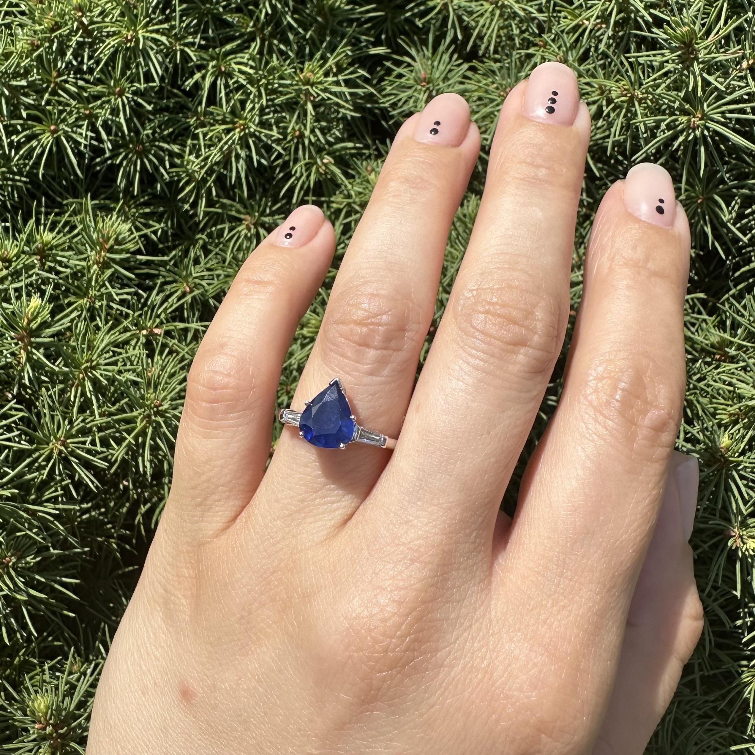 Bague Vintage en platine GIA 2.82ctw Pear Cut Sapphire with Baguette Diamond Sides en vente 2