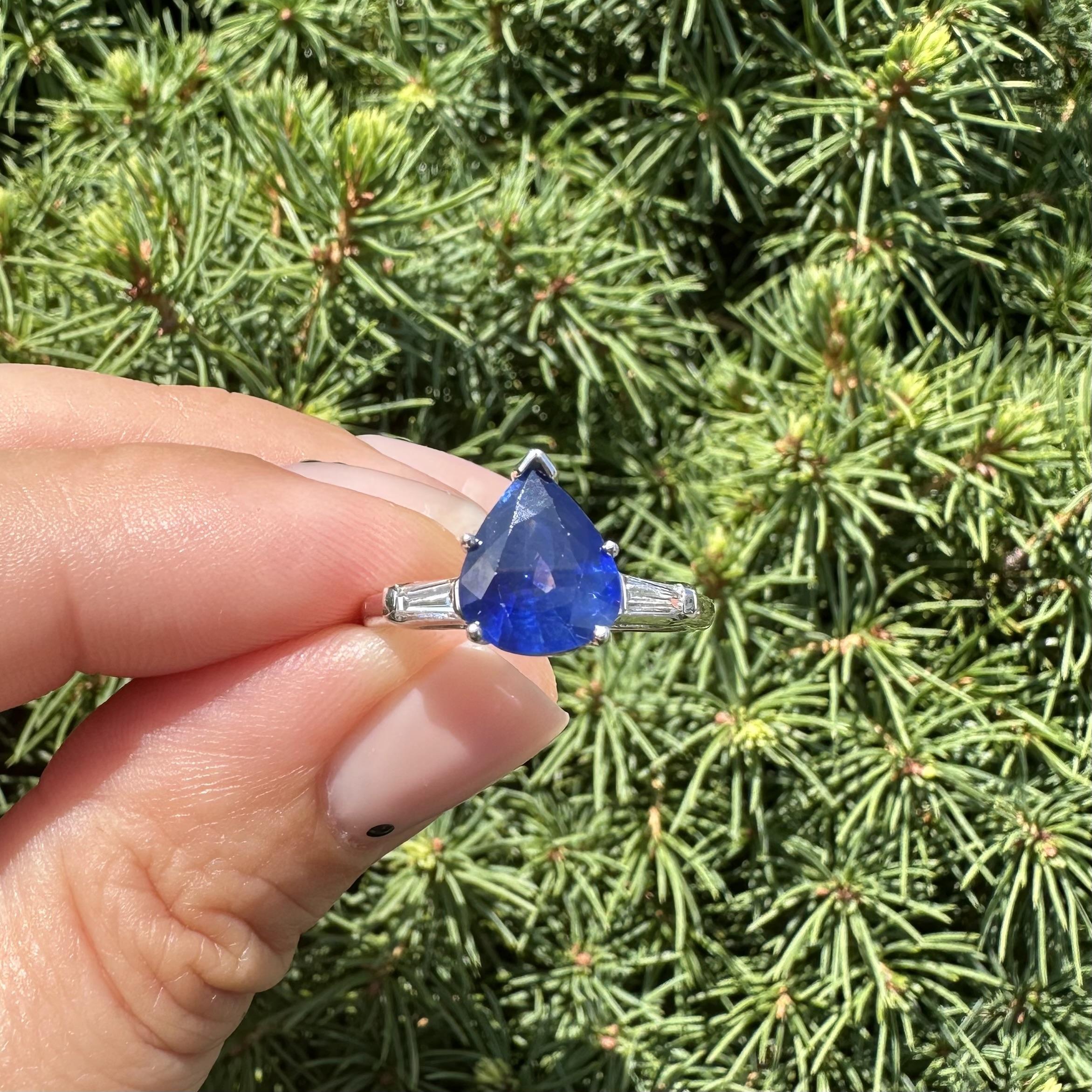 Bague Vintage en platine GIA 2.82ctw Pear Cut Sapphire with Baguette Diamond Sides en vente 3