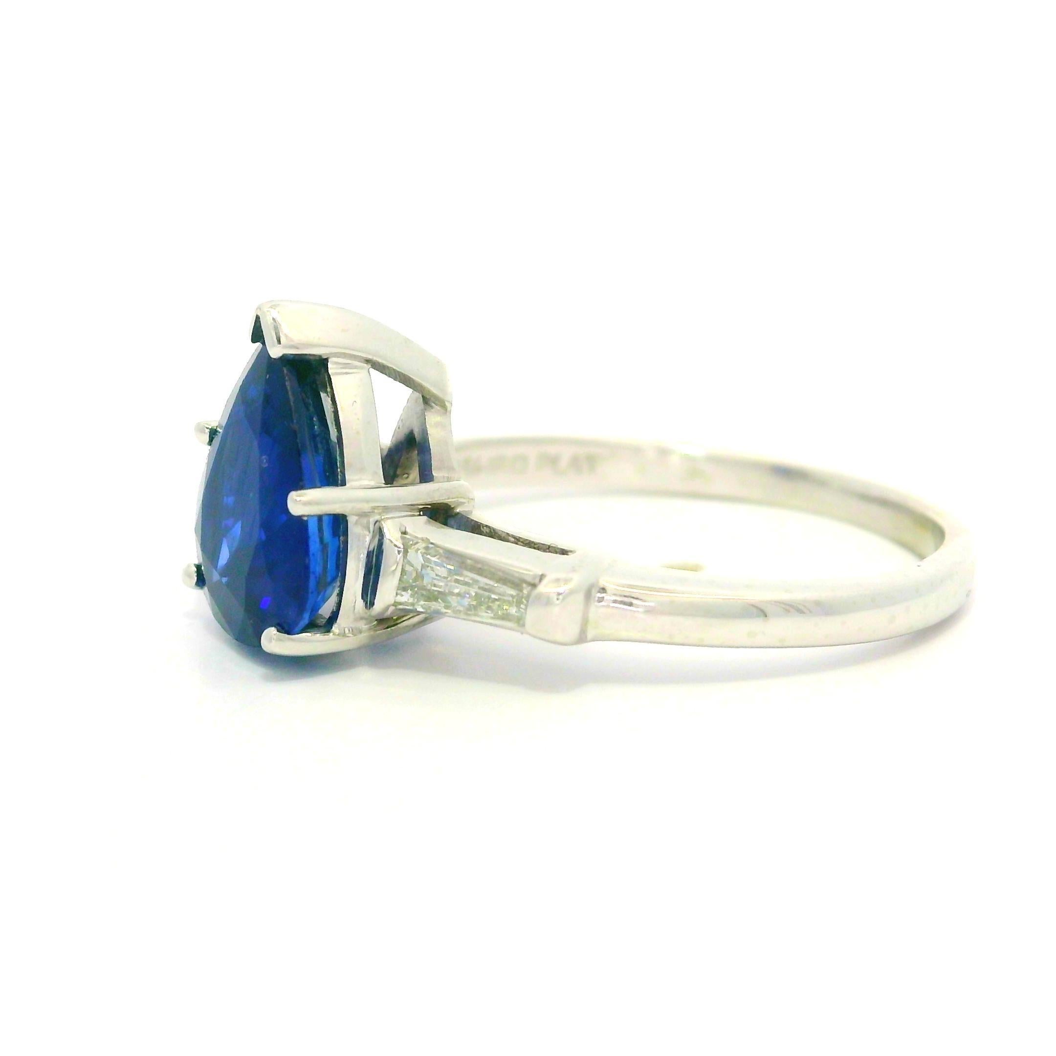 Bague Vintage en platine GIA 2.82ctw Pear Cut Sapphire with Baguette Diamond Sides en vente 4
