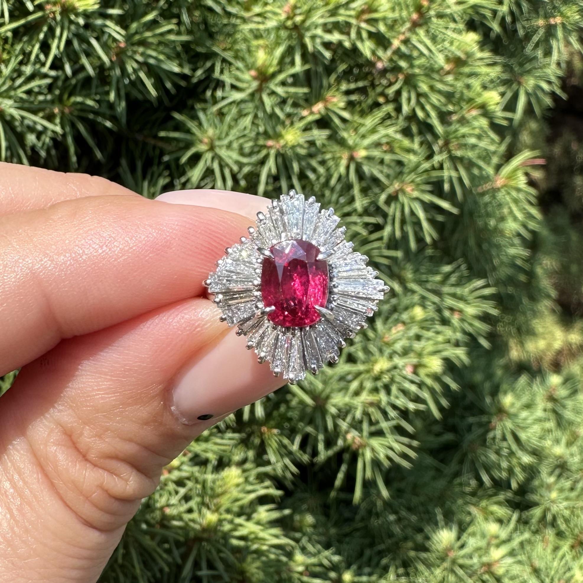Anello di platino d'epoca GIA con rubino a cuscino e diamanti a baguette da 3,23 ct. in vendita 5