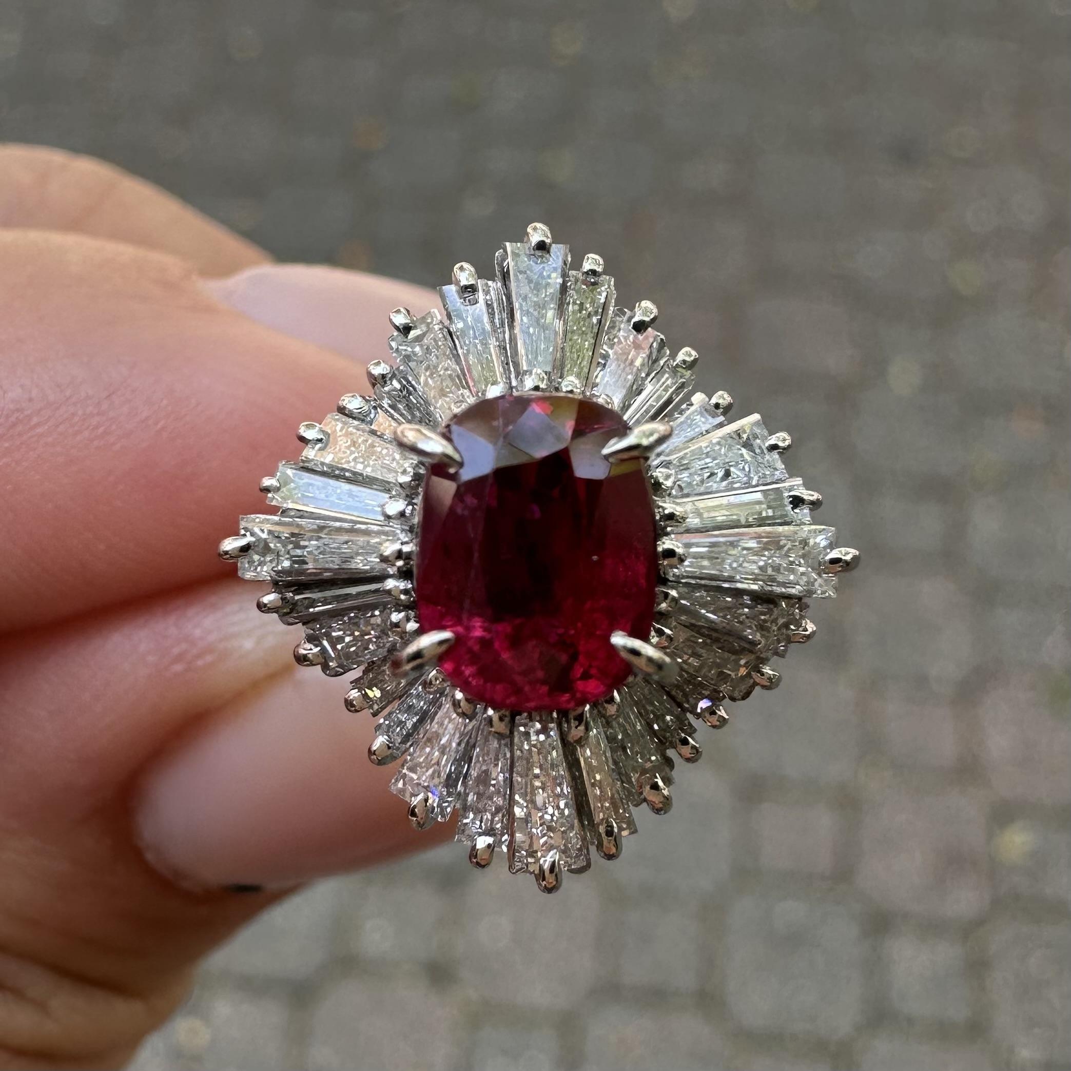 Anello di platino d'epoca GIA con rubino a cuscino e diamanti a baguette da 3,23 ct. in vendita 6