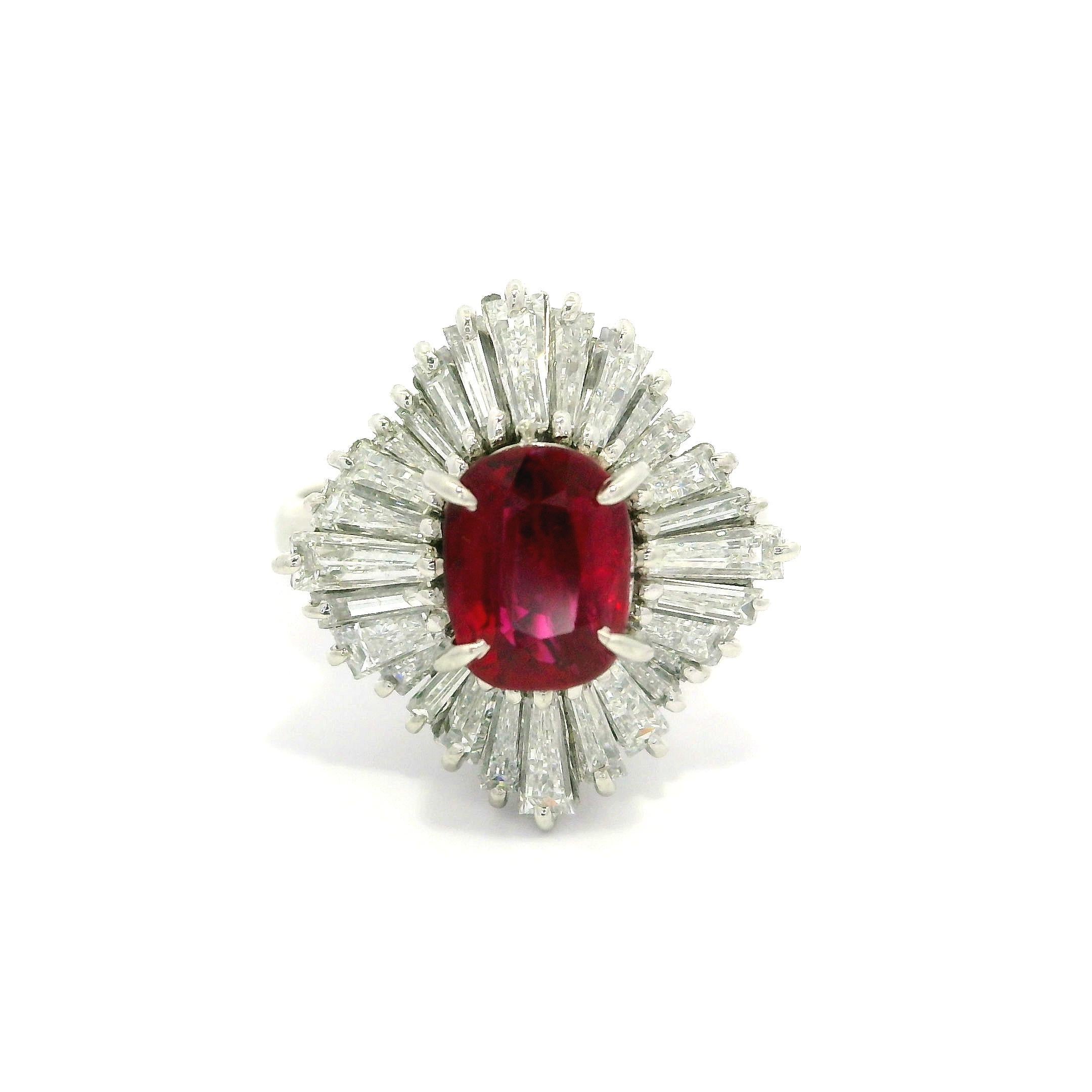 Anello di platino d'epoca GIA con rubino a cuscino e diamanti a baguette da 3,23 ct. in vendita 7