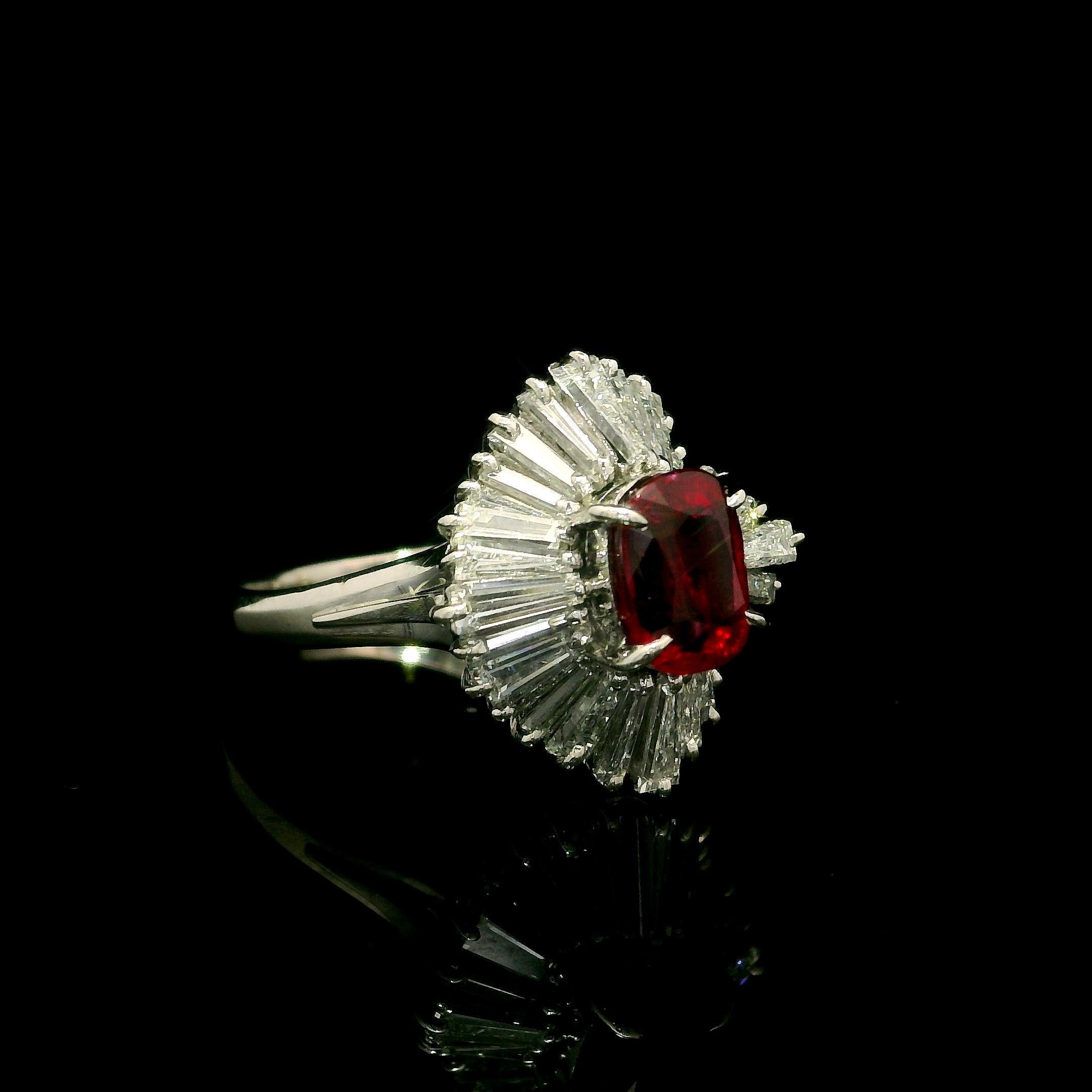 Anello di platino d'epoca GIA con rubino a cuscino e diamanti a baguette da 3,23 ct. in vendita 8