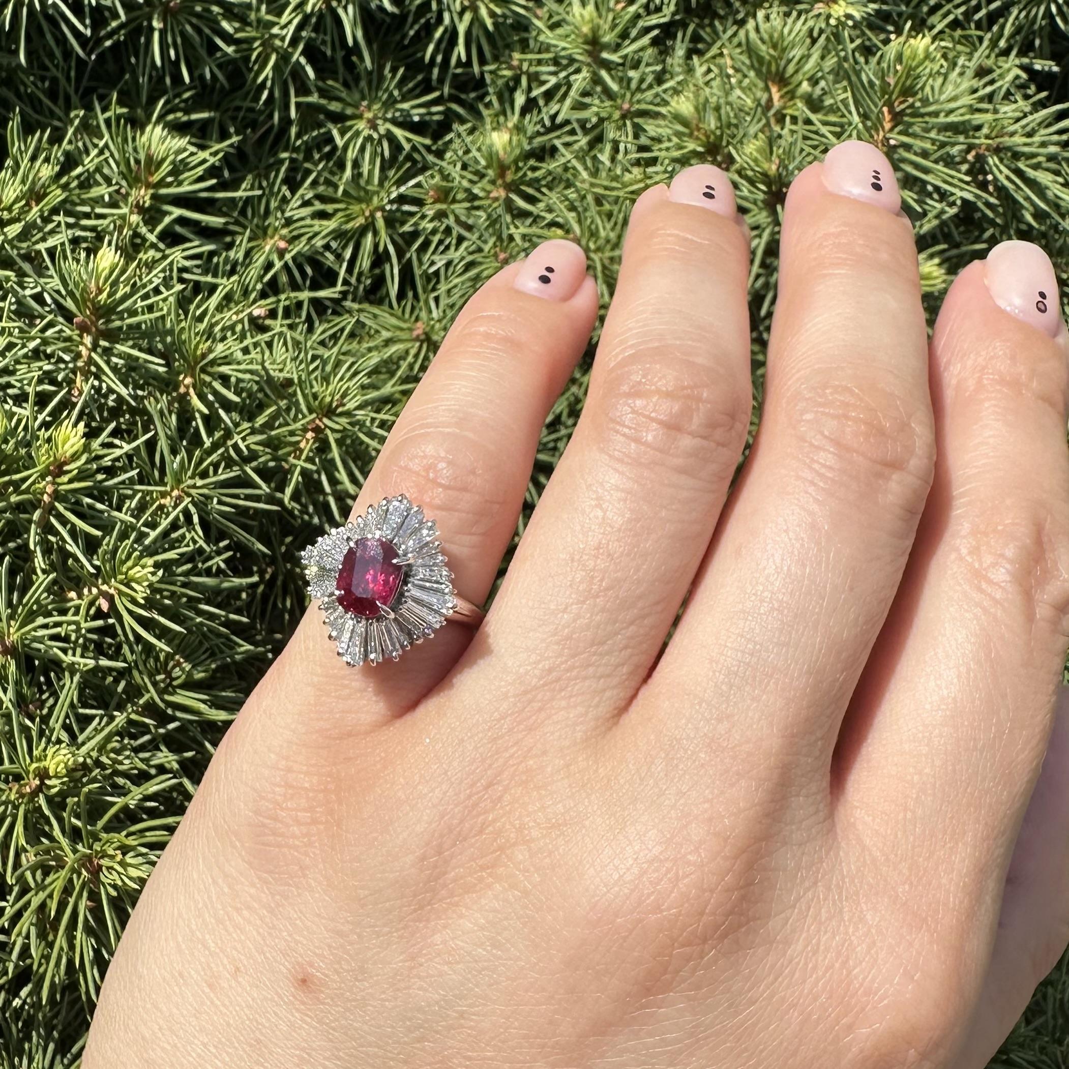 --Pietre: --
(1) Rubino naturale autentico - taglio a cuscino - incastonato - colore rosso intenso - riscaldato - 1,63ct (esatto)
** Vedere i dettagli della certificazione qui sotto per informazioni complete
Diamanti naturali autentici - Taglio