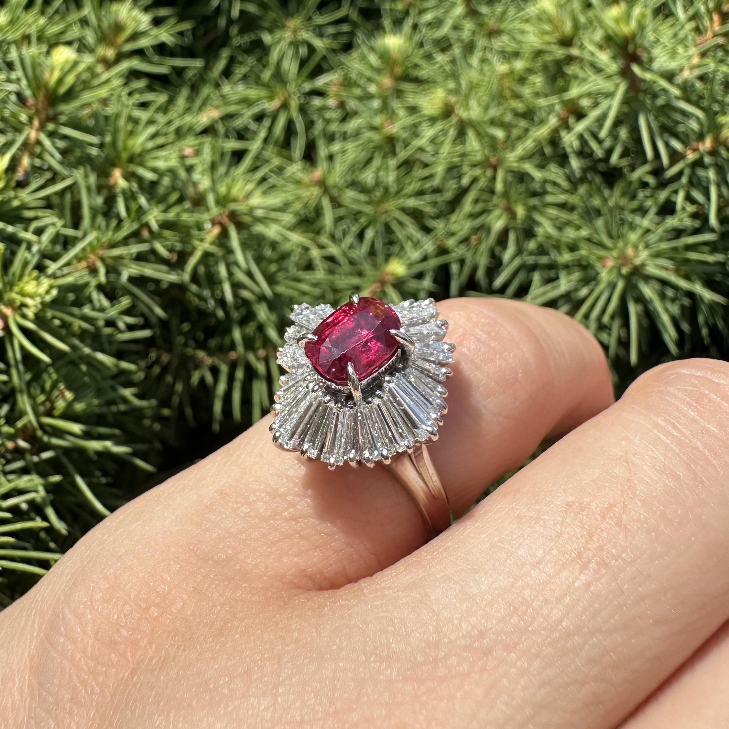 Taglio cuscino Anello di platino d'epoca GIA con rubino a cuscino e diamanti a baguette da 3,23 ct. in vendita