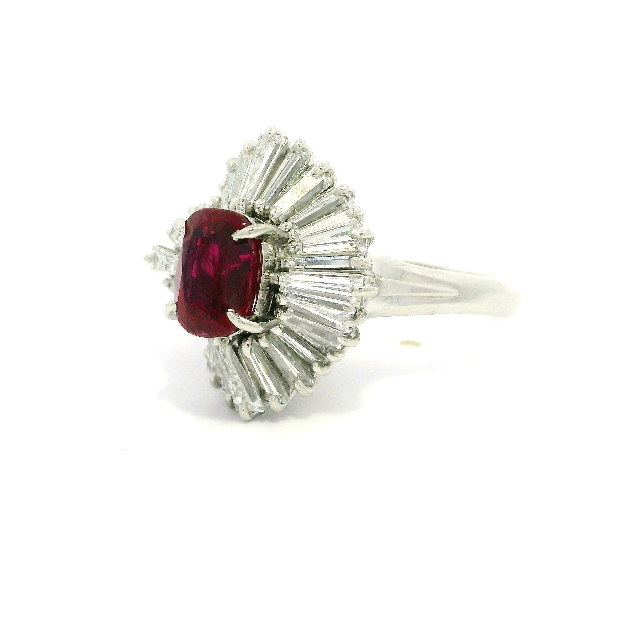 Anello di platino d'epoca GIA con rubino a cuscino e diamanti a baguette da 3,23 ct. In condizioni ottime in vendita a Montclair, NJ