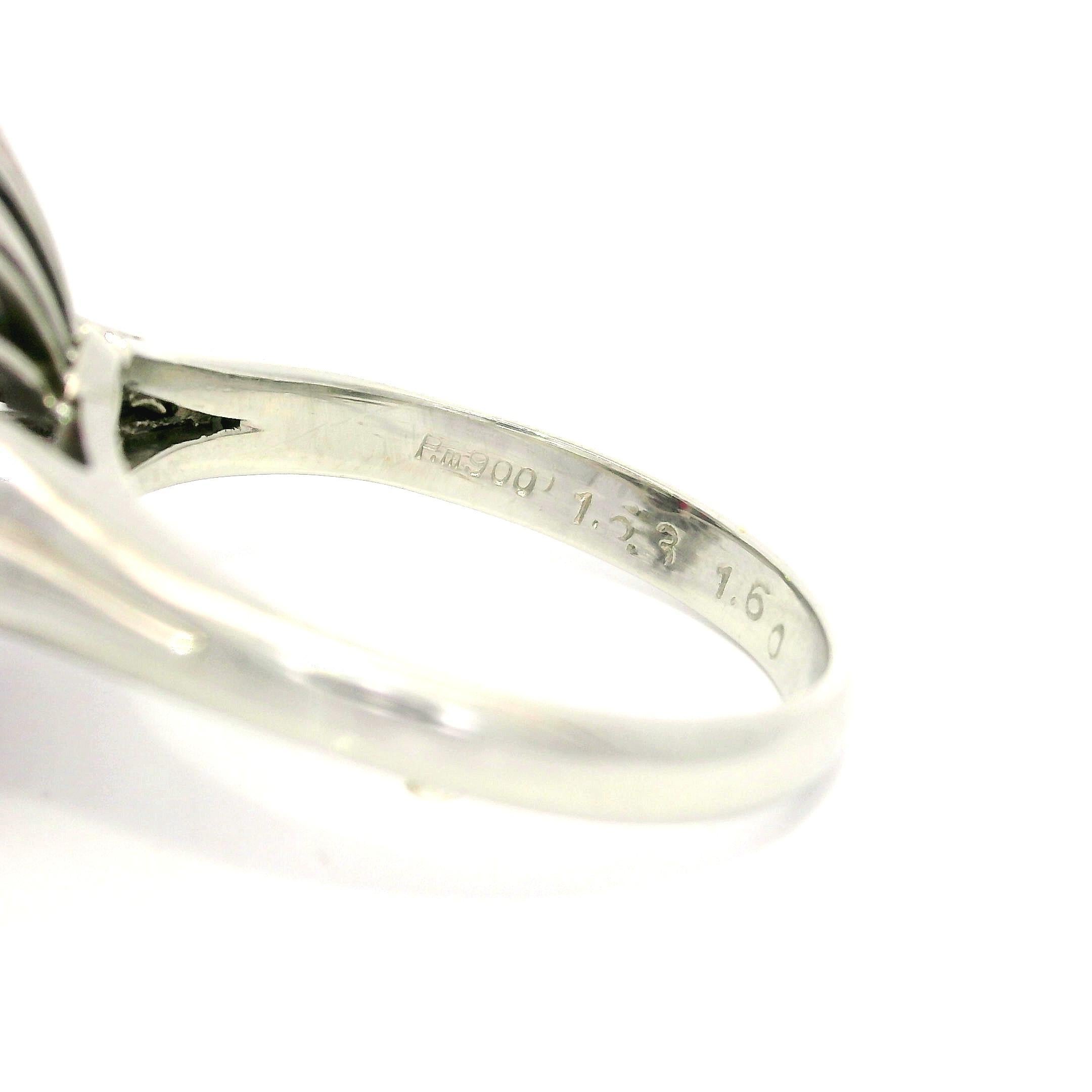 Anello di platino d'epoca GIA con rubino a cuscino e diamanti a baguette da 3,23 ct. in vendita 2