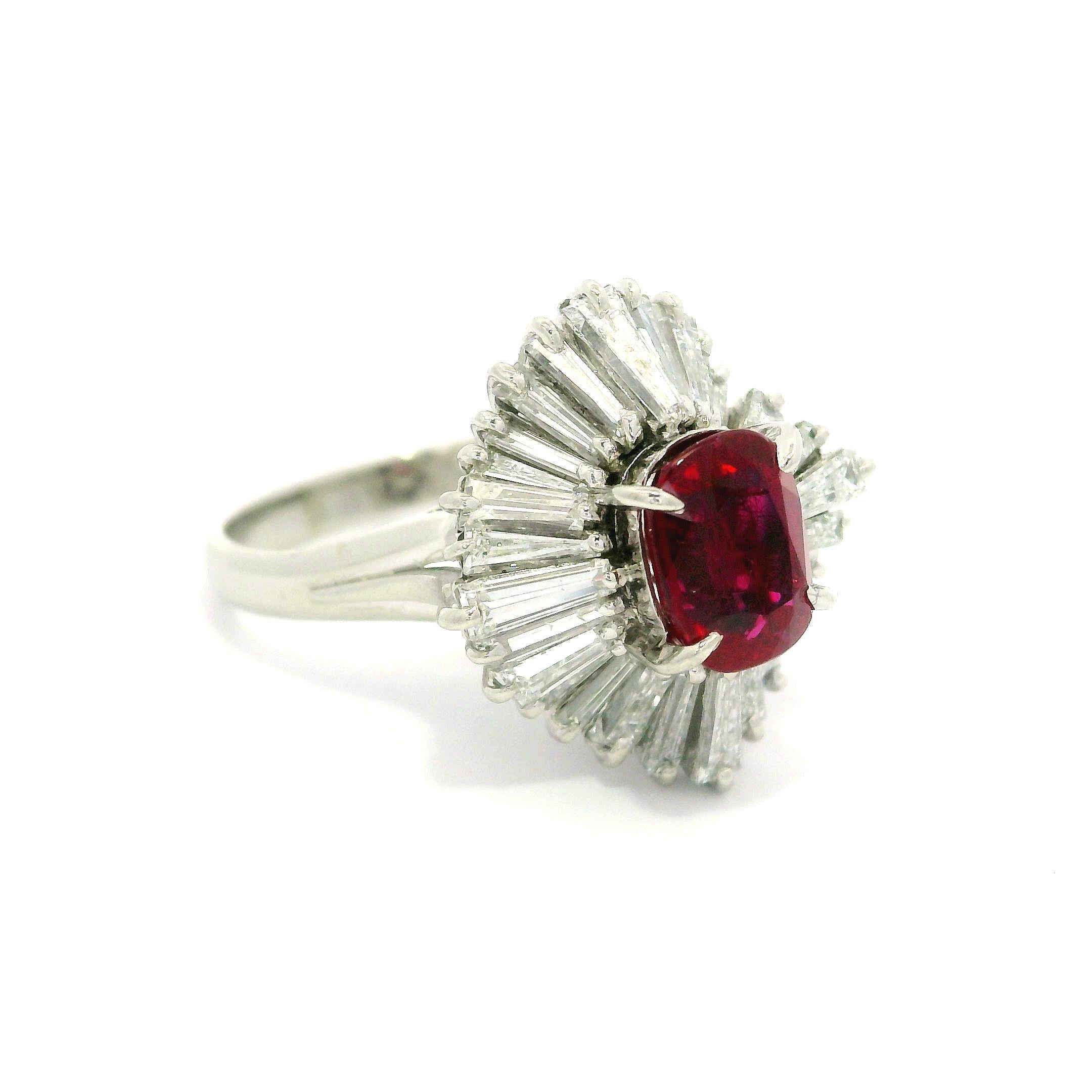 Anello di platino d'epoca GIA con rubino a cuscino e diamanti a baguette da 3,23 ct. in vendita 3