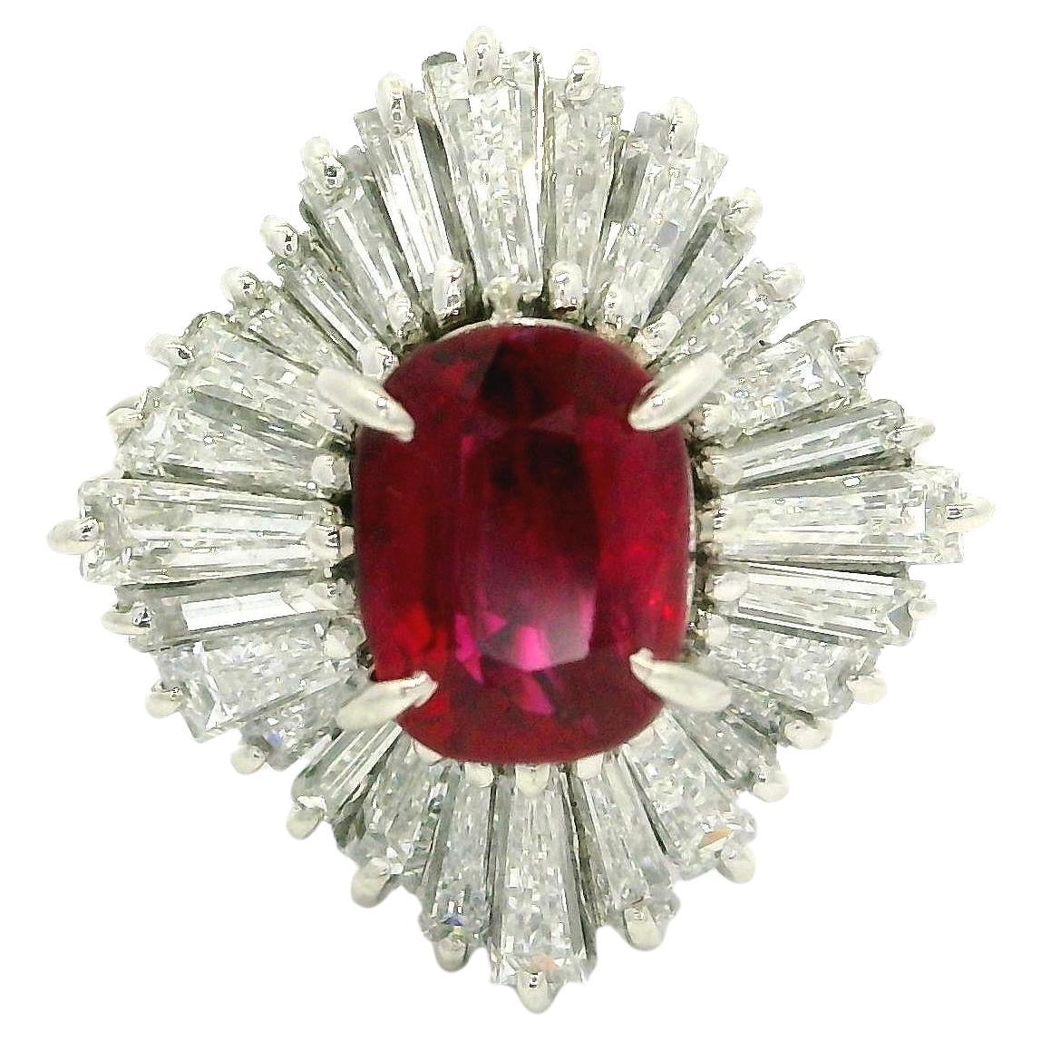 Anello di platino d'epoca GIA con rubino a cuscino e diamanti a baguette da 3,23 ct. in vendita
